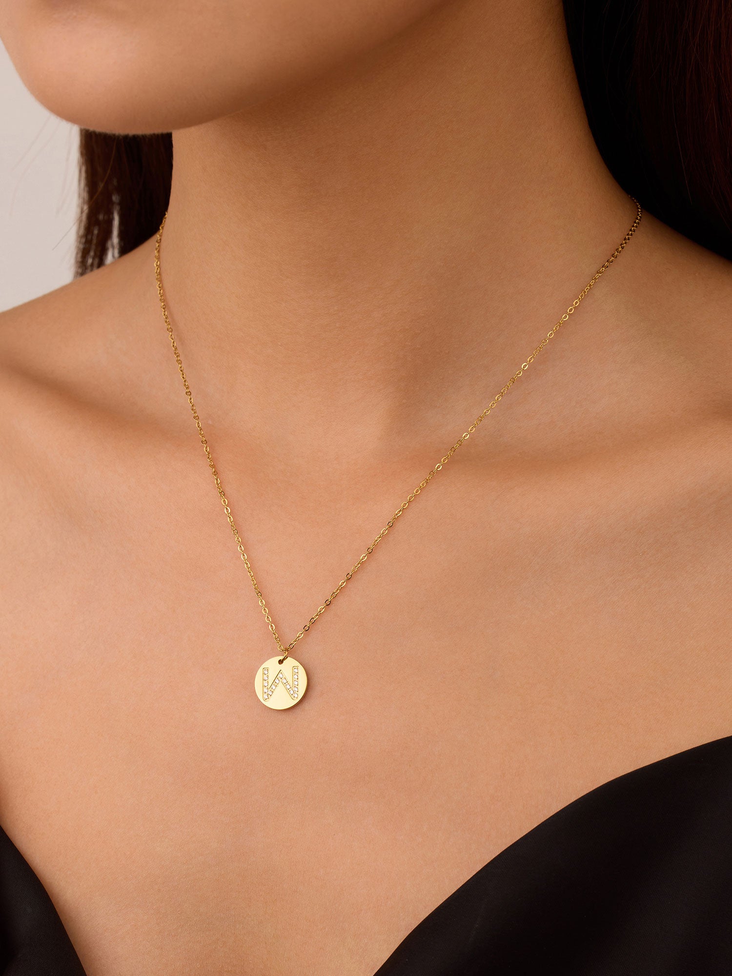 Colar Inicial W medalhão Dourado Brillante
