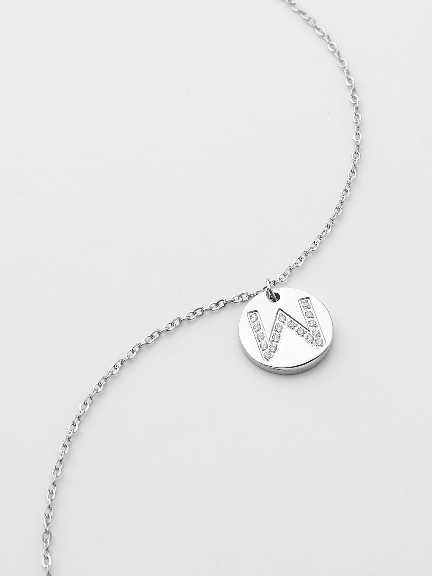 Colar Inicial W medalhão Prateado Brillante