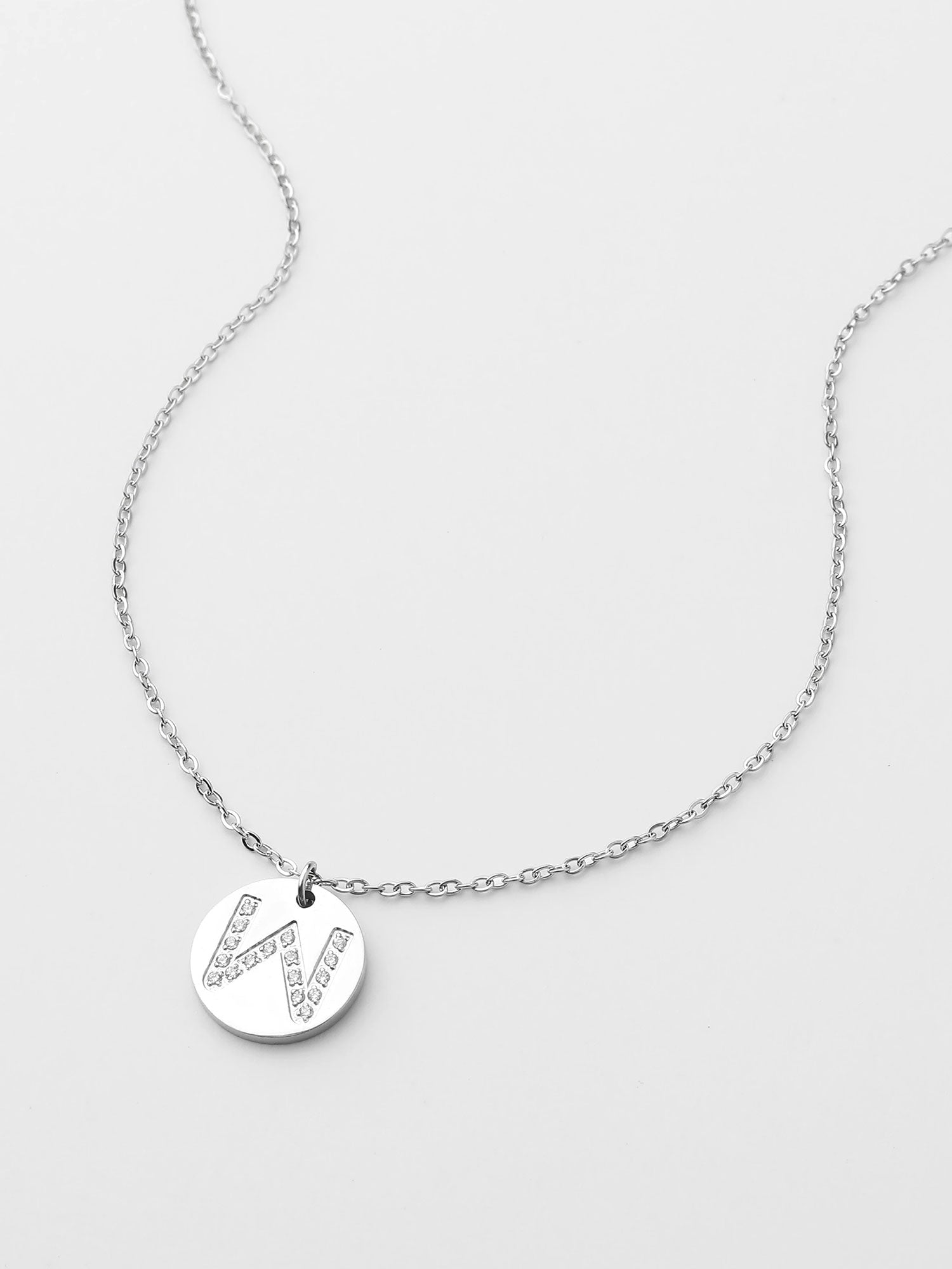 Colar Inicial W medalhão Prateado Brillante