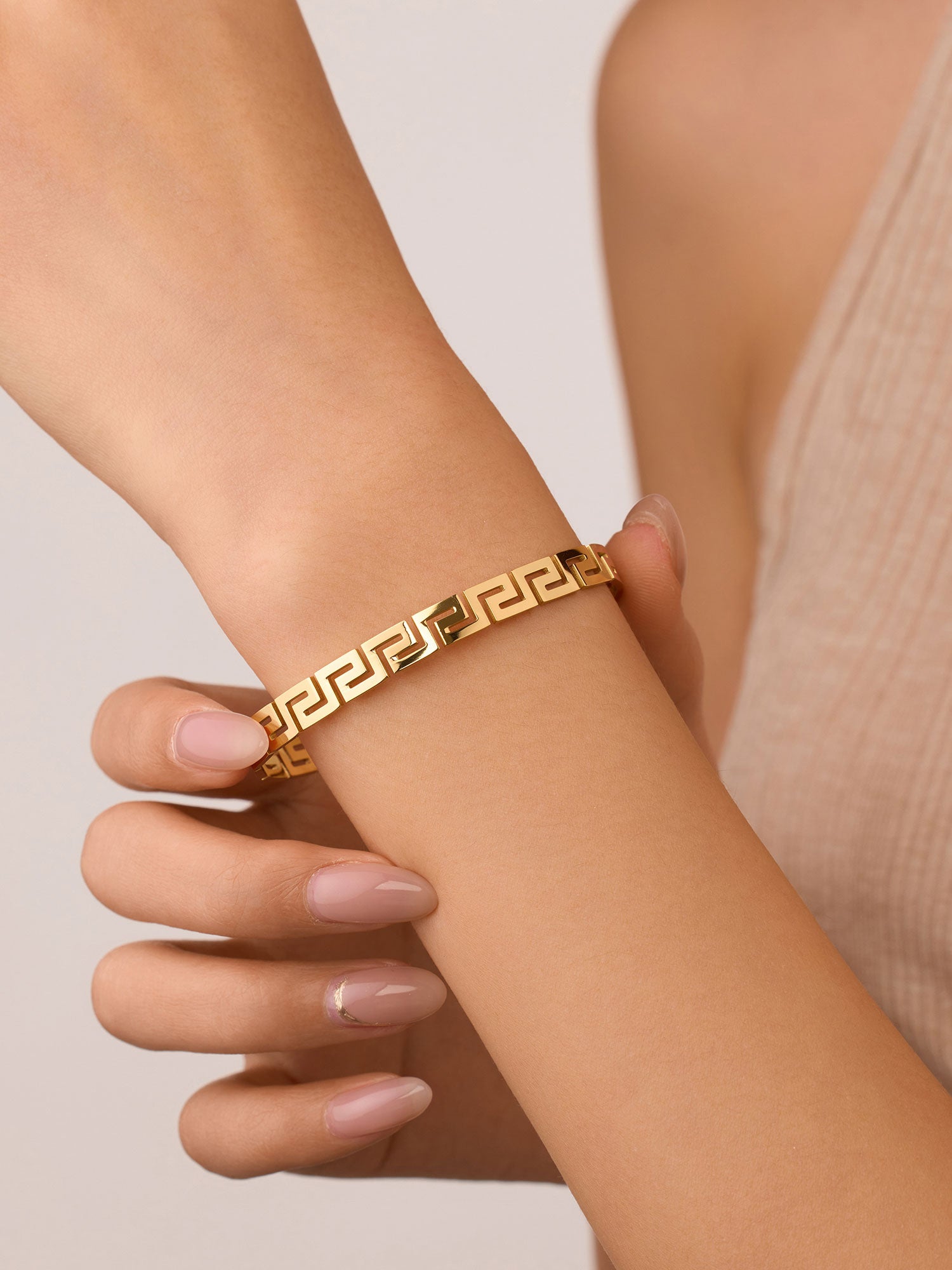 Bracelete aberto com forma geométrica Dourado