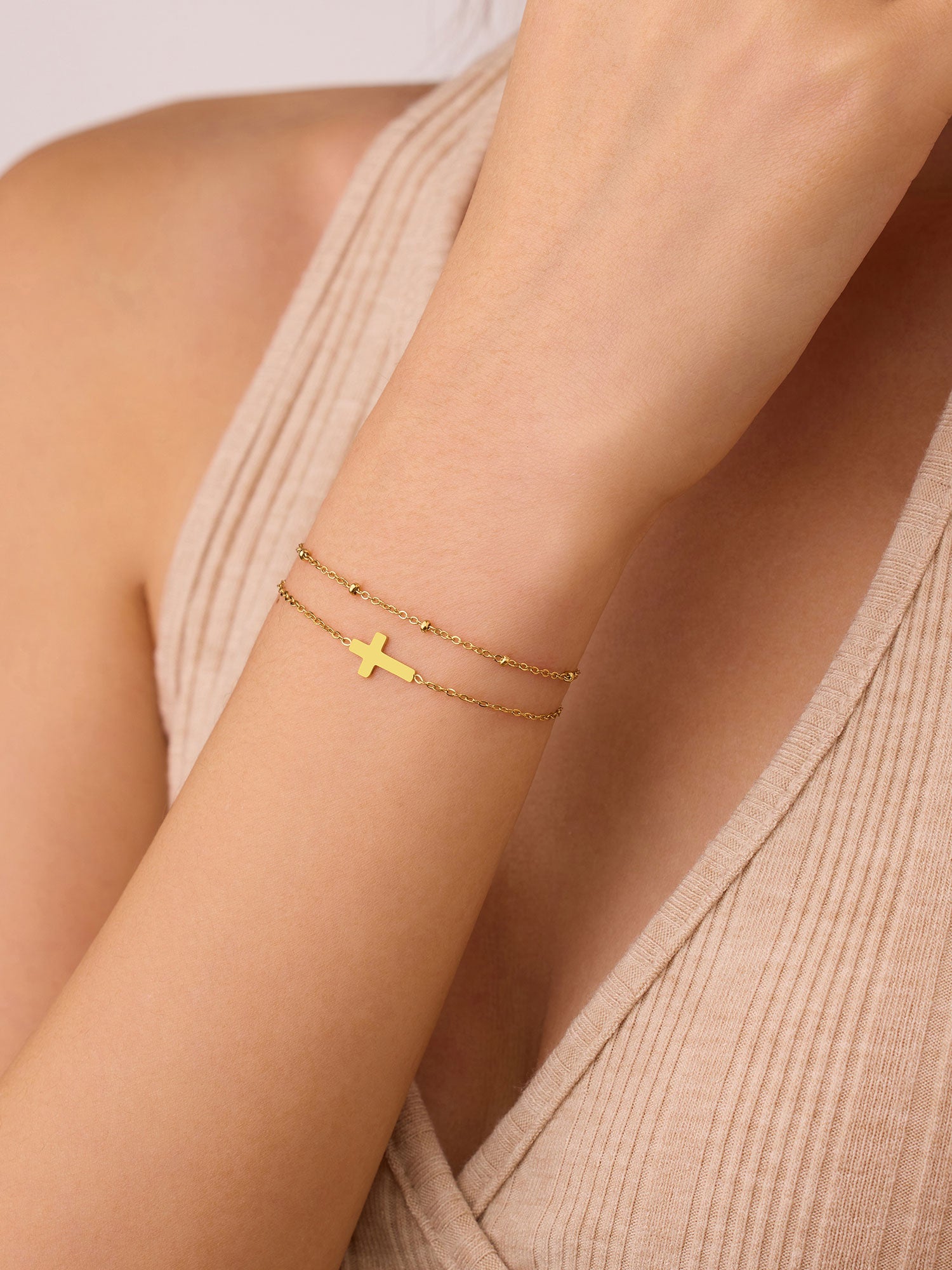 Pulseira corrente fina com cruz dorada