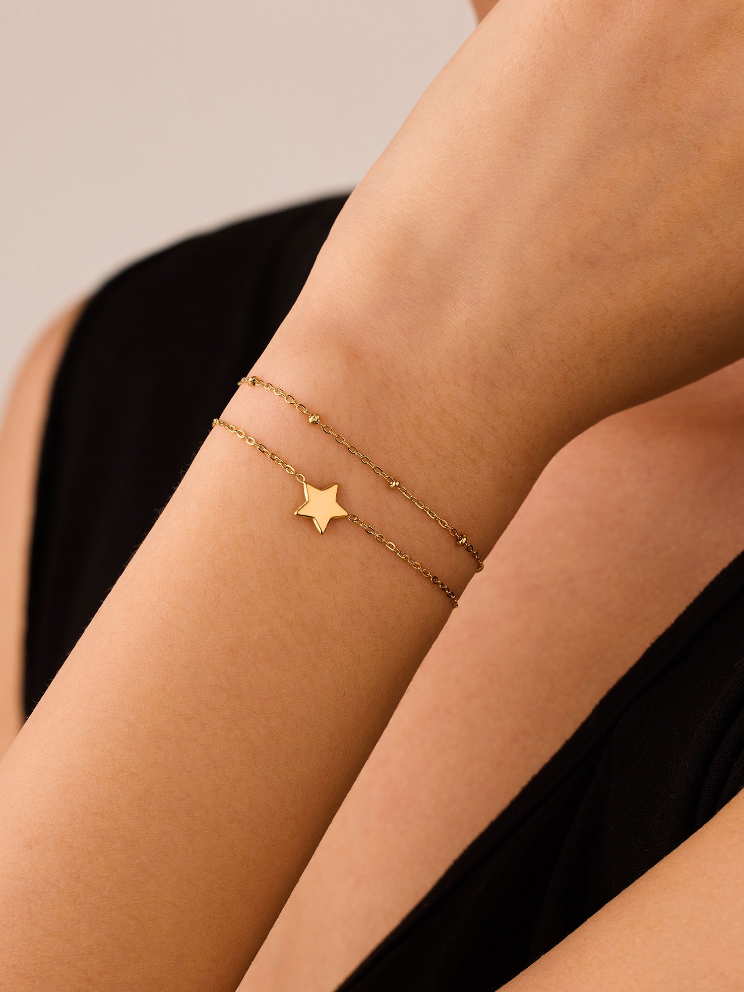 Pulseira simples com figura estrella dorada