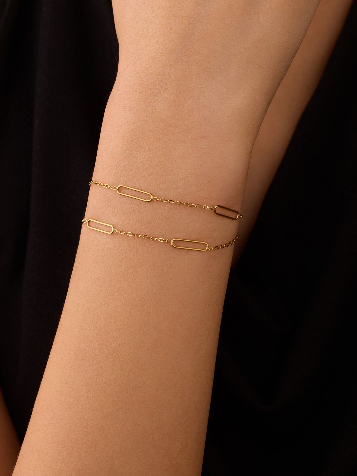 Pulseira simples de corrente fina dorada