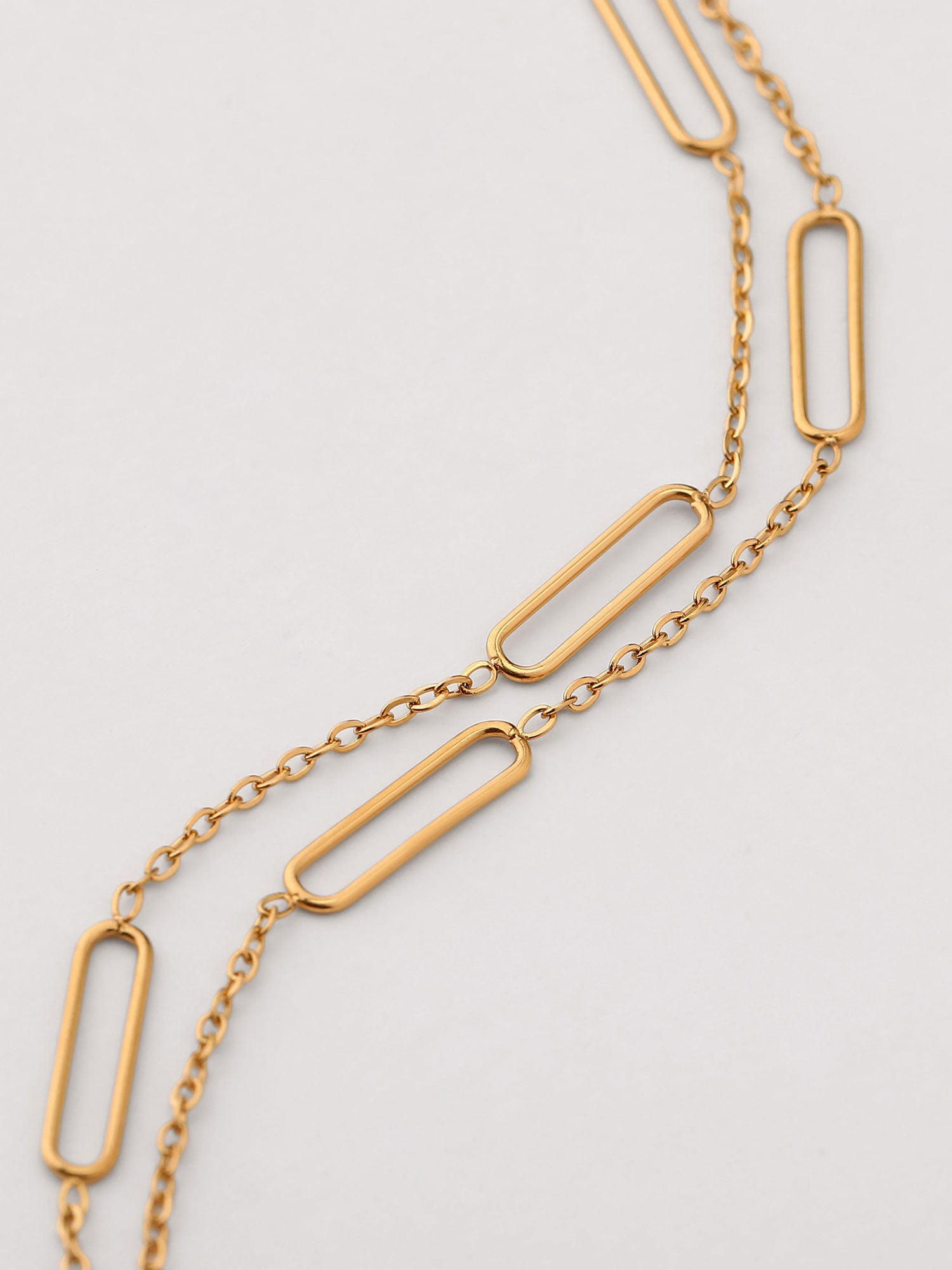 Pulseira simples de corrente fina dorada