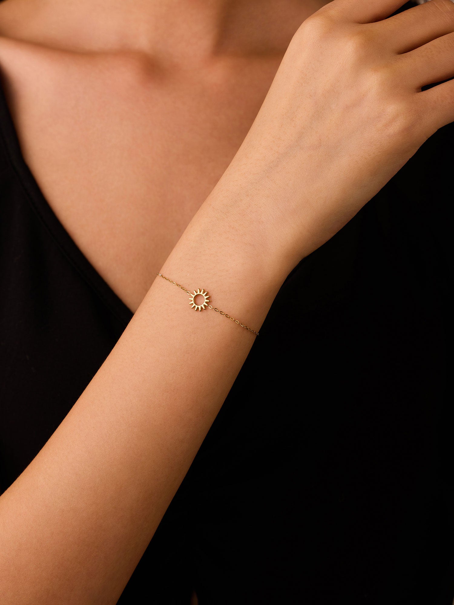 Pulseira simples com figura sol dorada