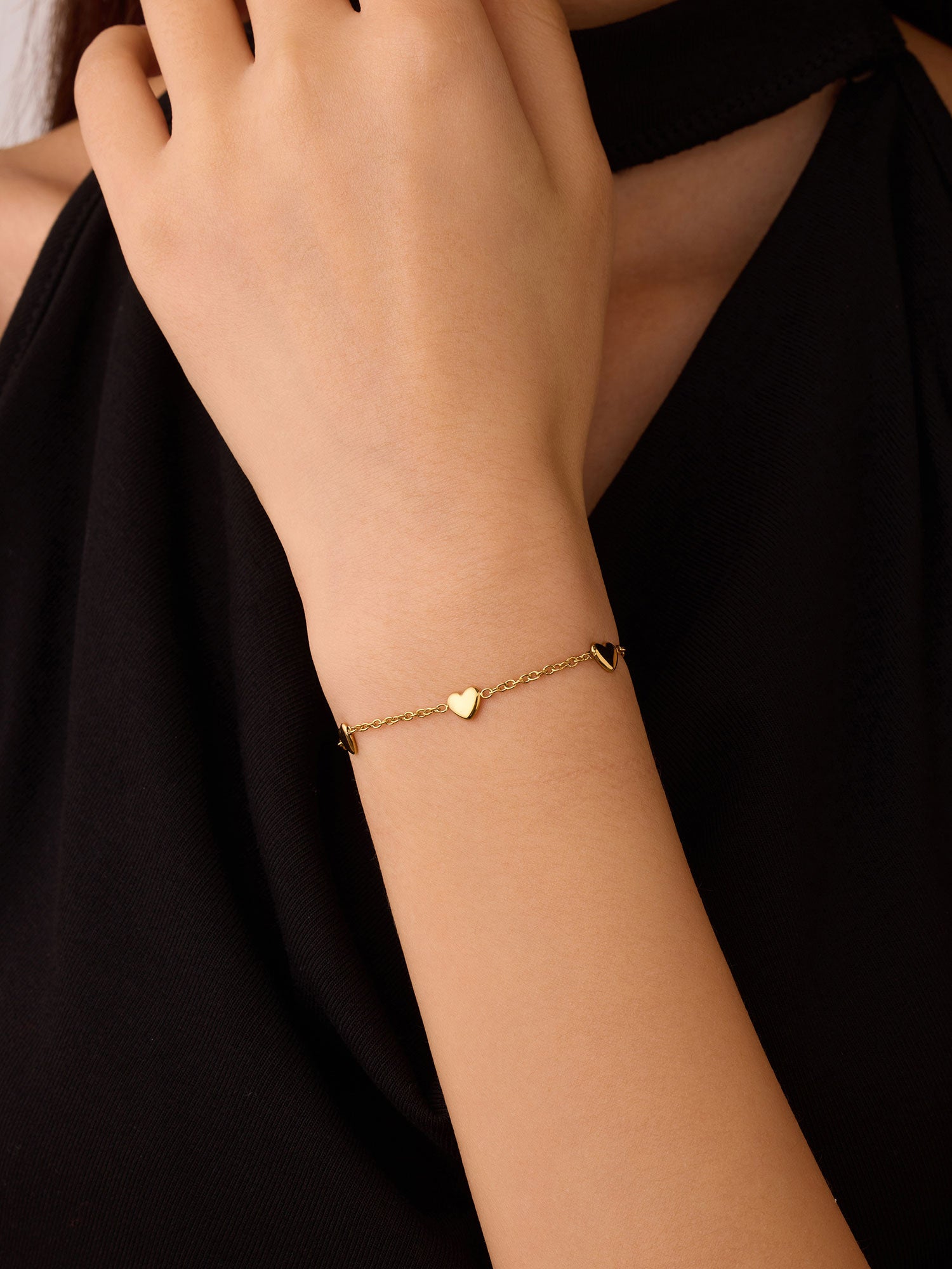 Pulseira de corazones dorada