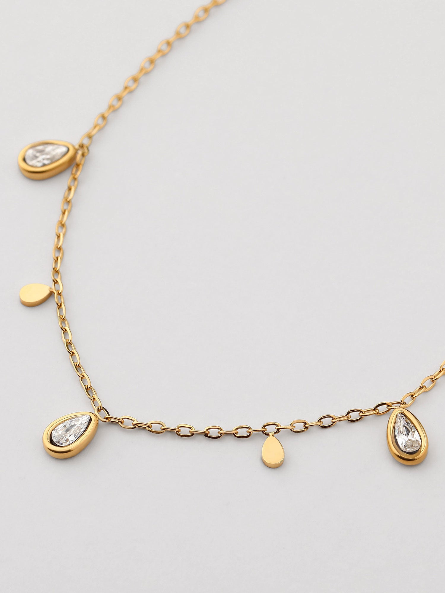 Pulseira fina com zircónias branca dorada