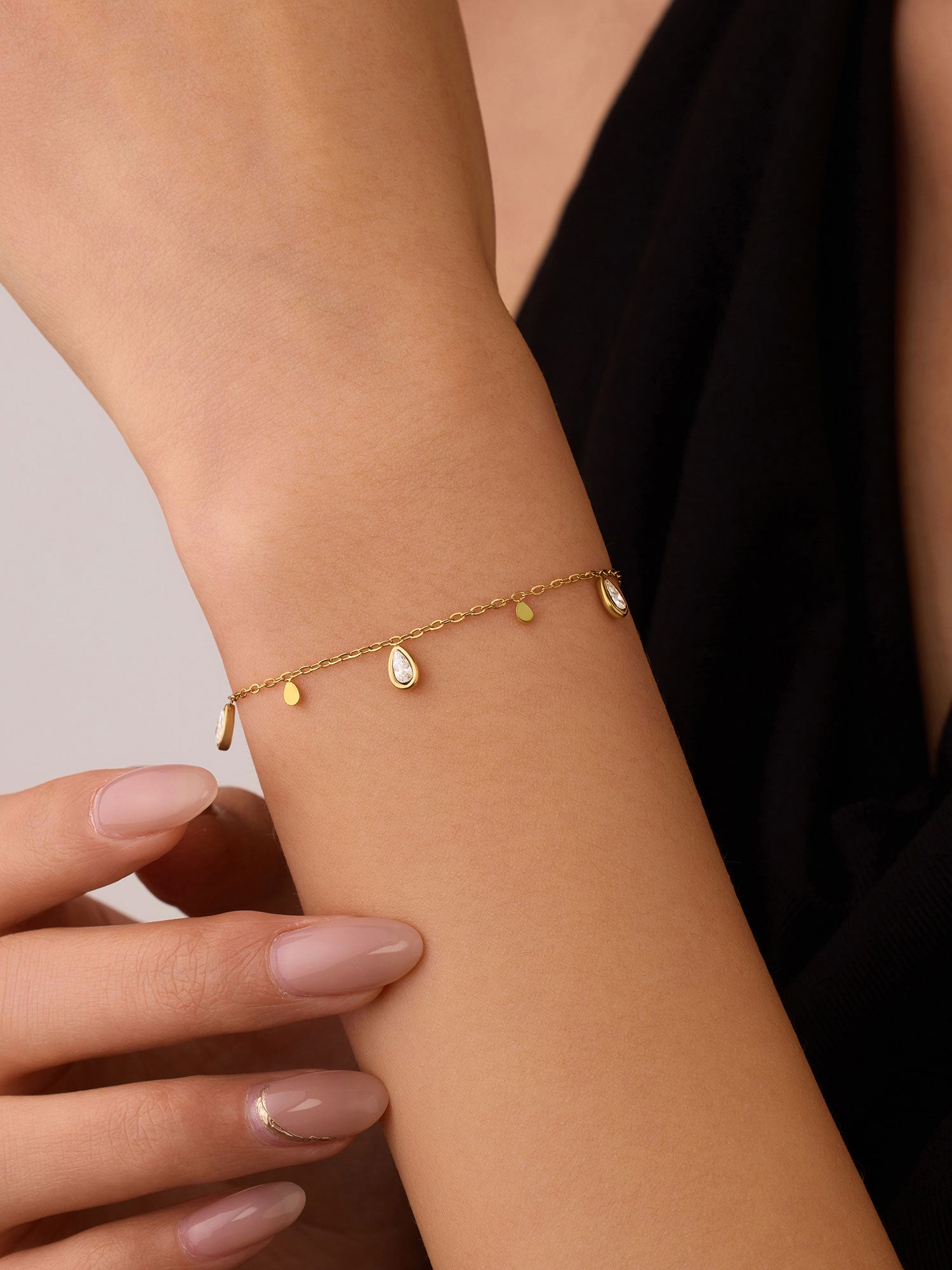 Pulseira fina com zircónias branca dorada