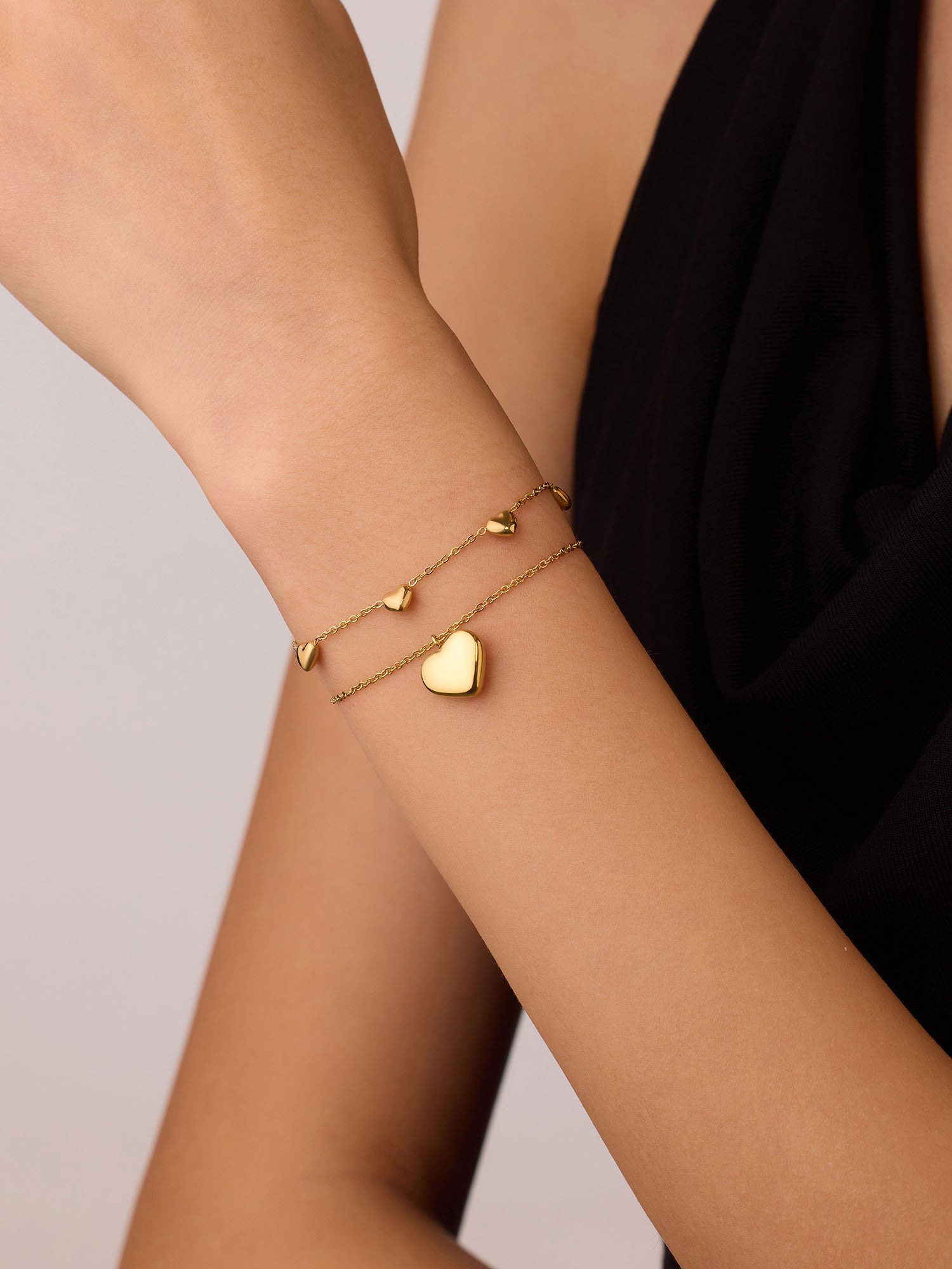 Pulseira duplo com corazones dorada