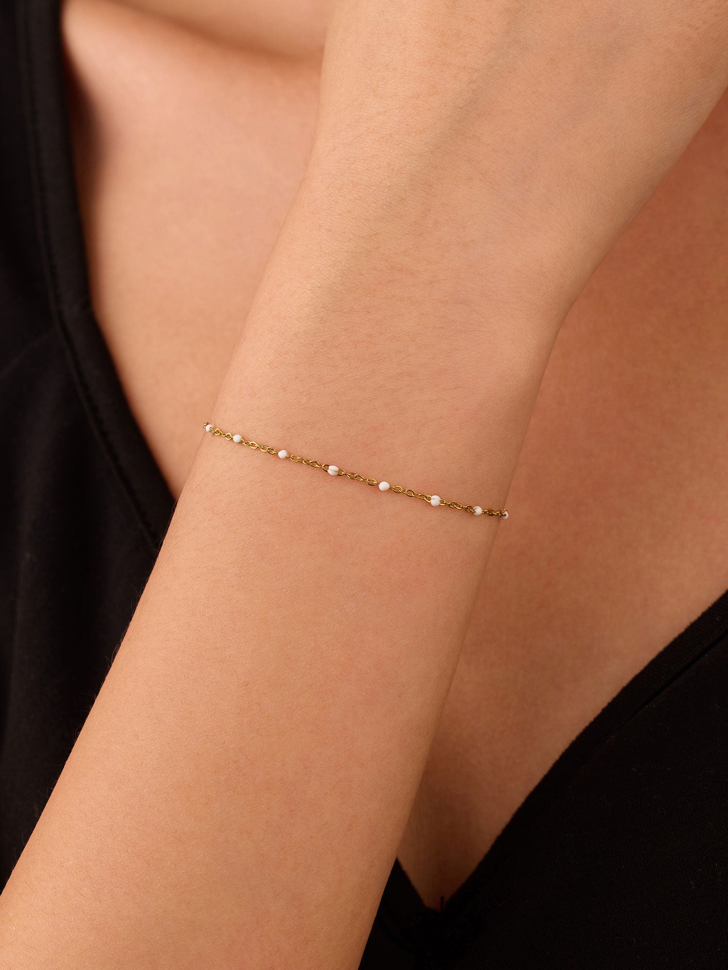 Pulseira com piedra natural branca dorada