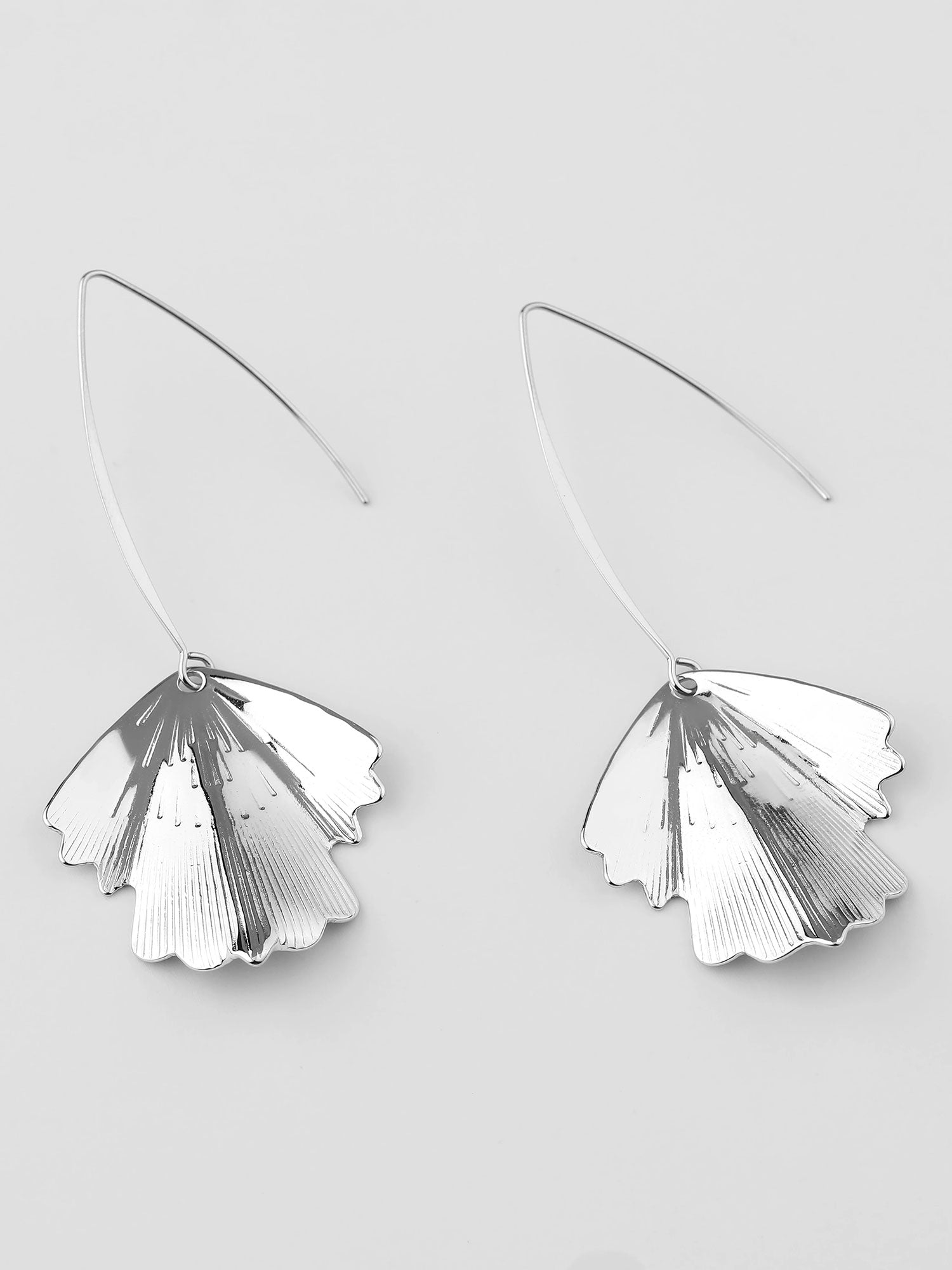 Brincos pendentes folha prateados