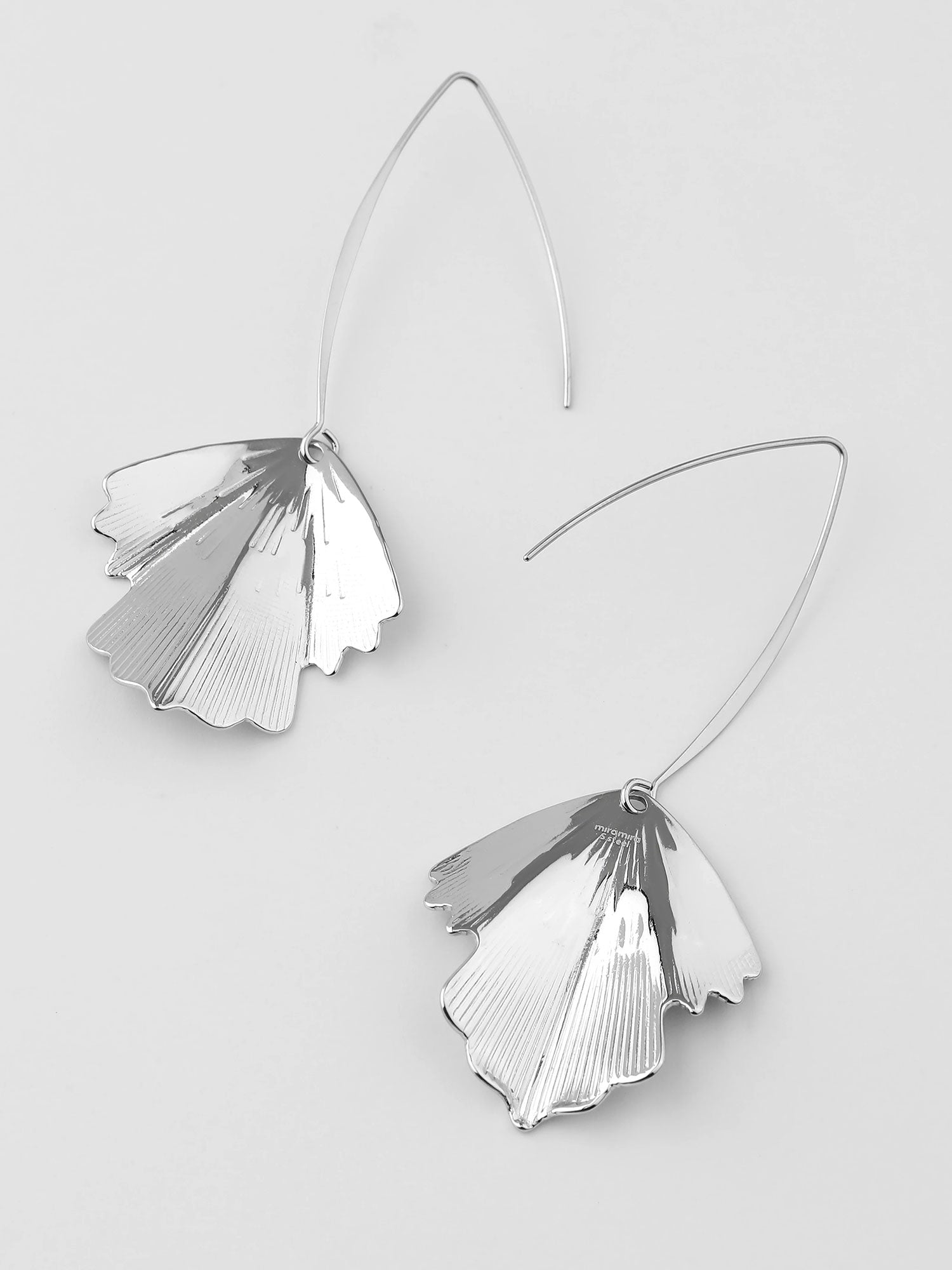 Brincos pendentes folha prateados