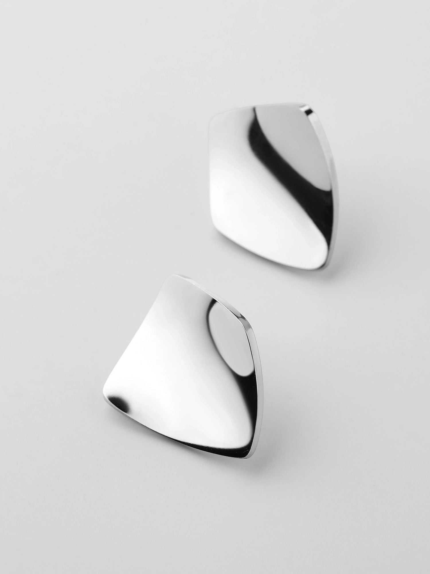 Brincos Iona geométricos prateados