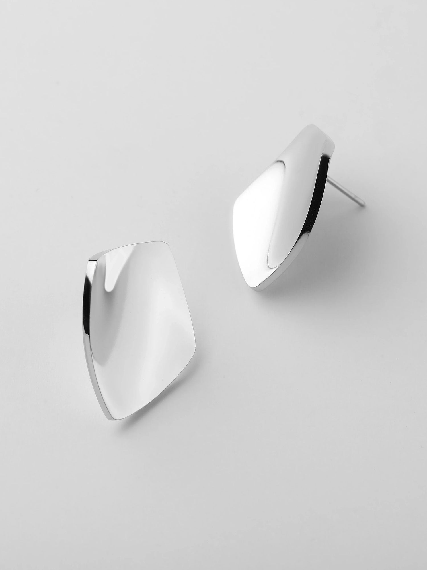 Brincos Iona geométricos prateados