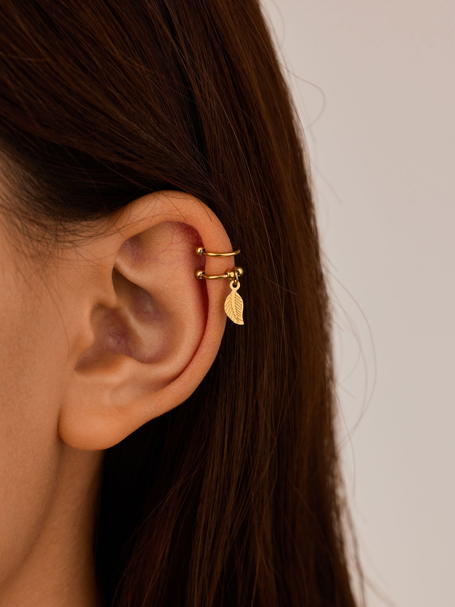 Ear cuff pena Liora dourado
