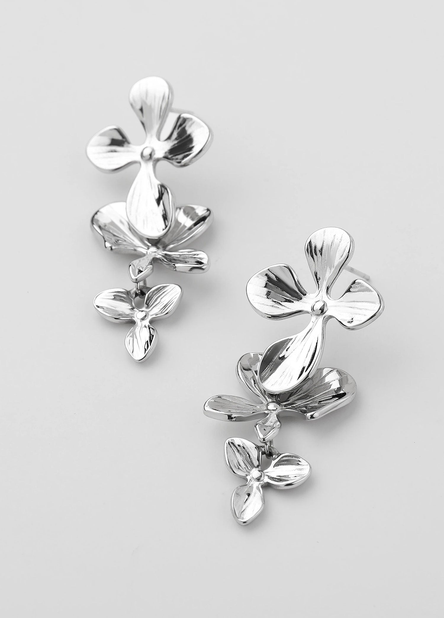 Brincos pendentes flores Ceres prateados