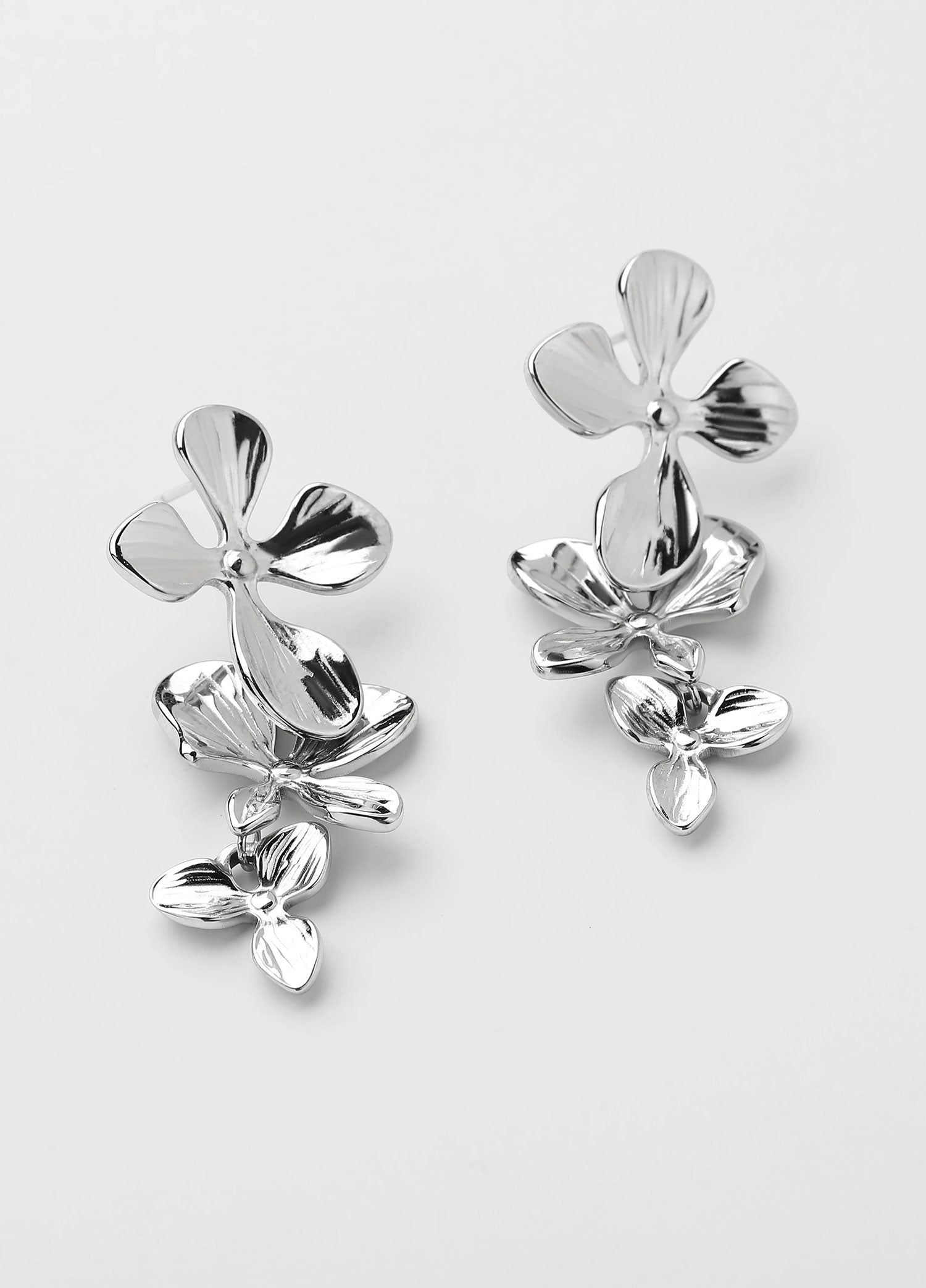 Brincos pendentes flores Ceres prateados
