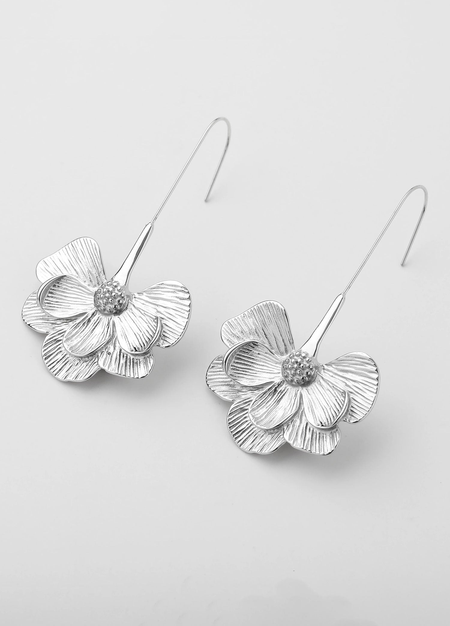 Brincos flor Eira prateados