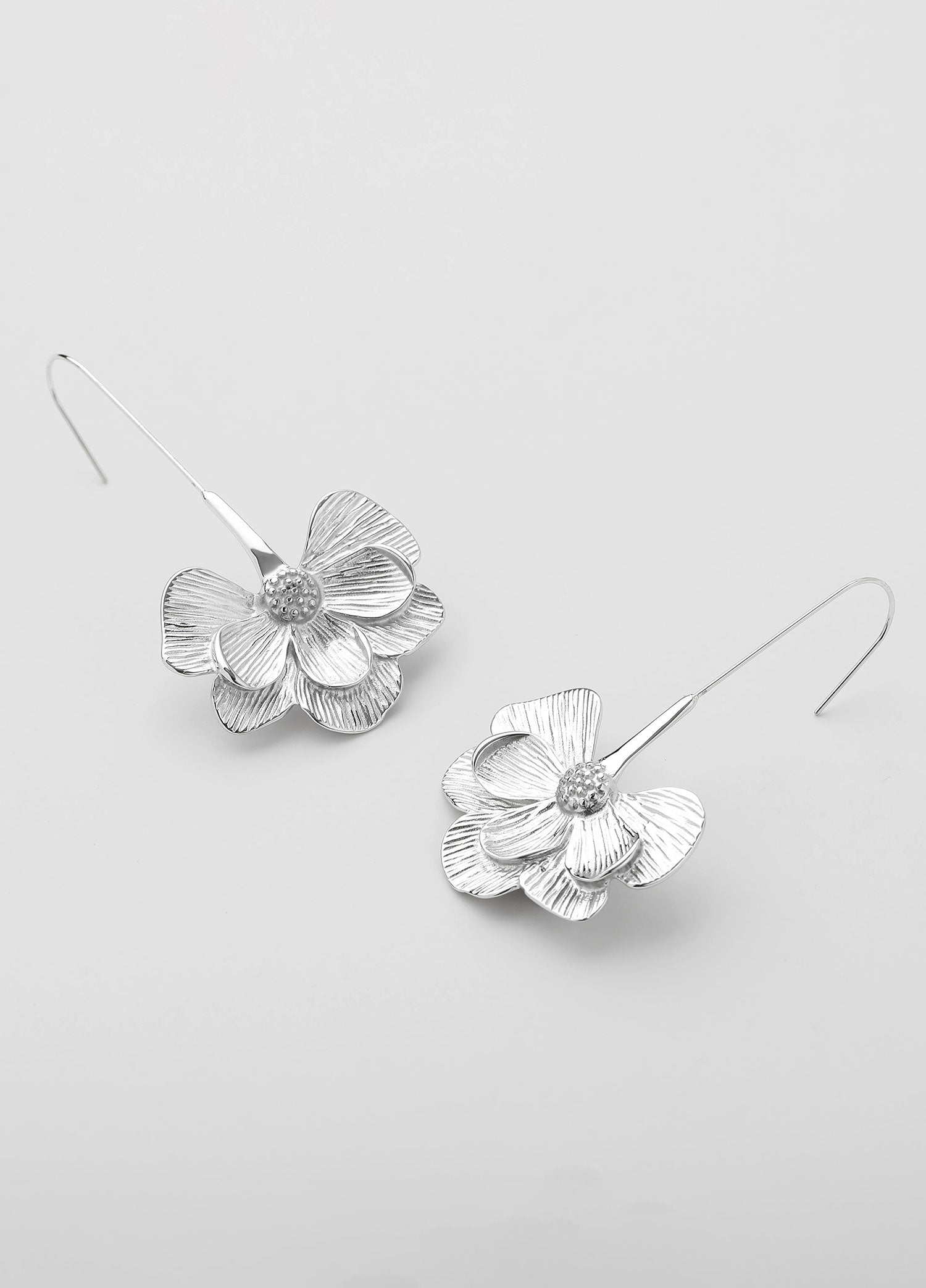 Brincos flor Eira prateados