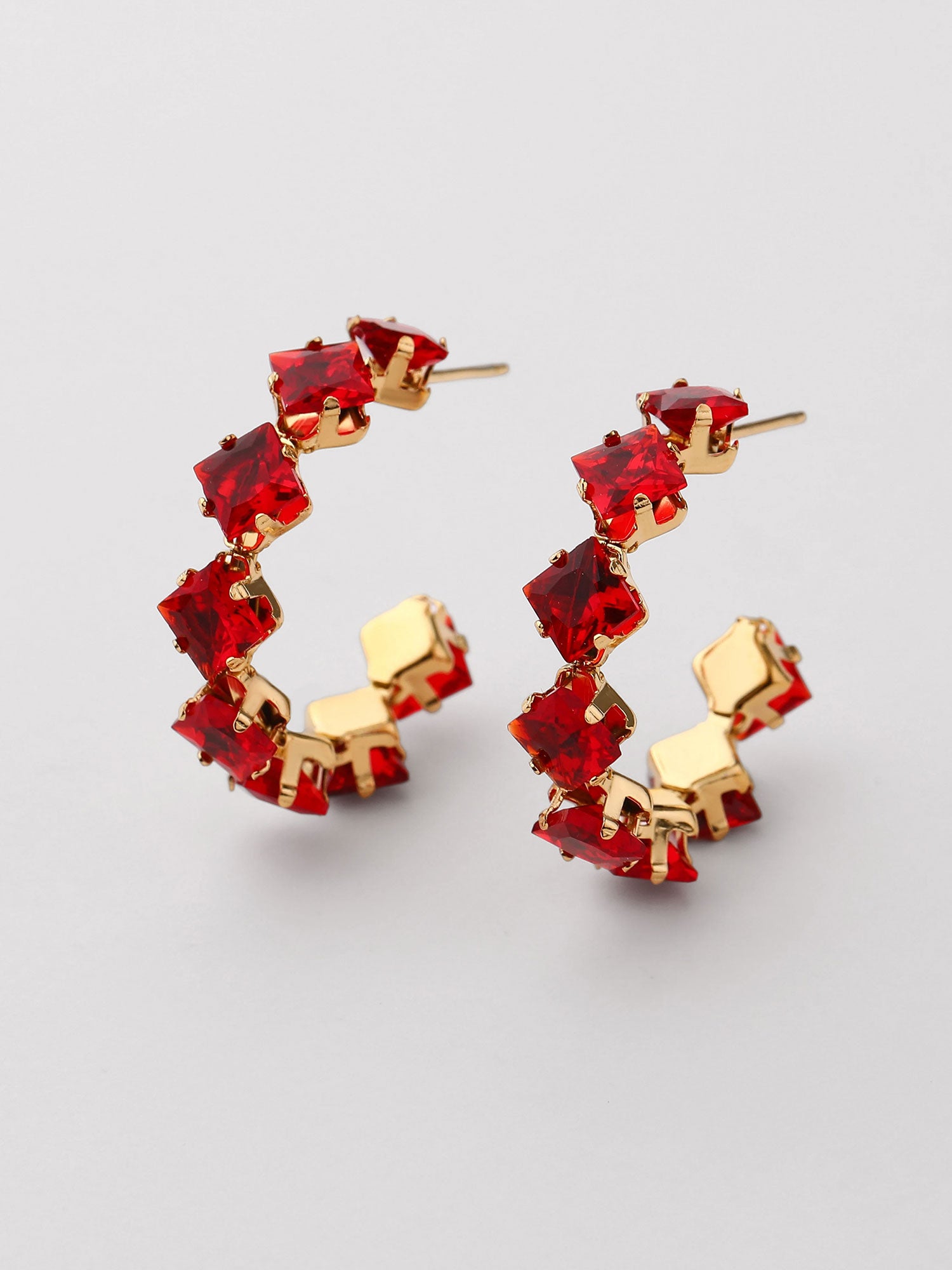 Brincos aro Isla com zircónias vermelhas