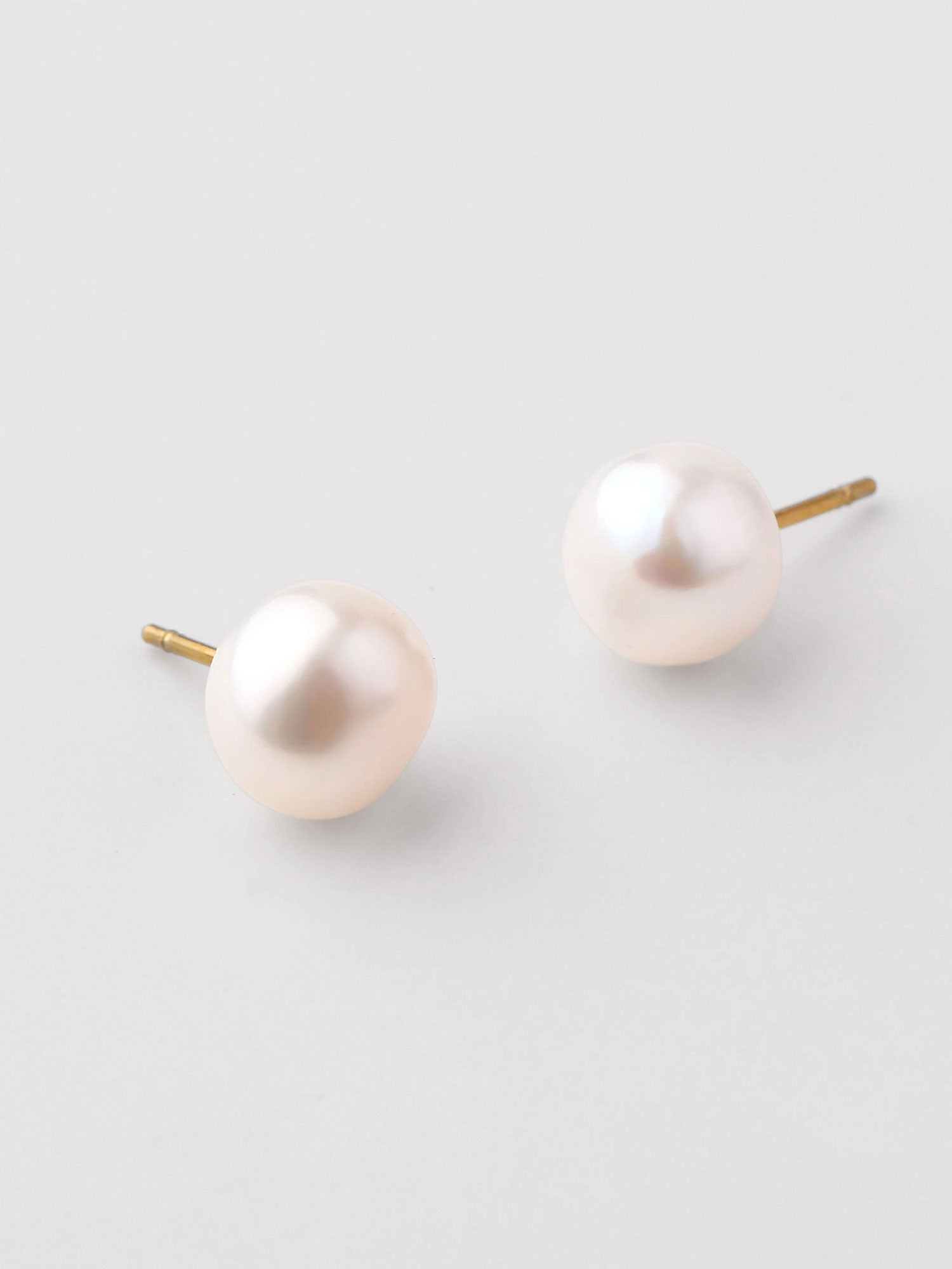 Brincos de pérola Naya dourados 3mm