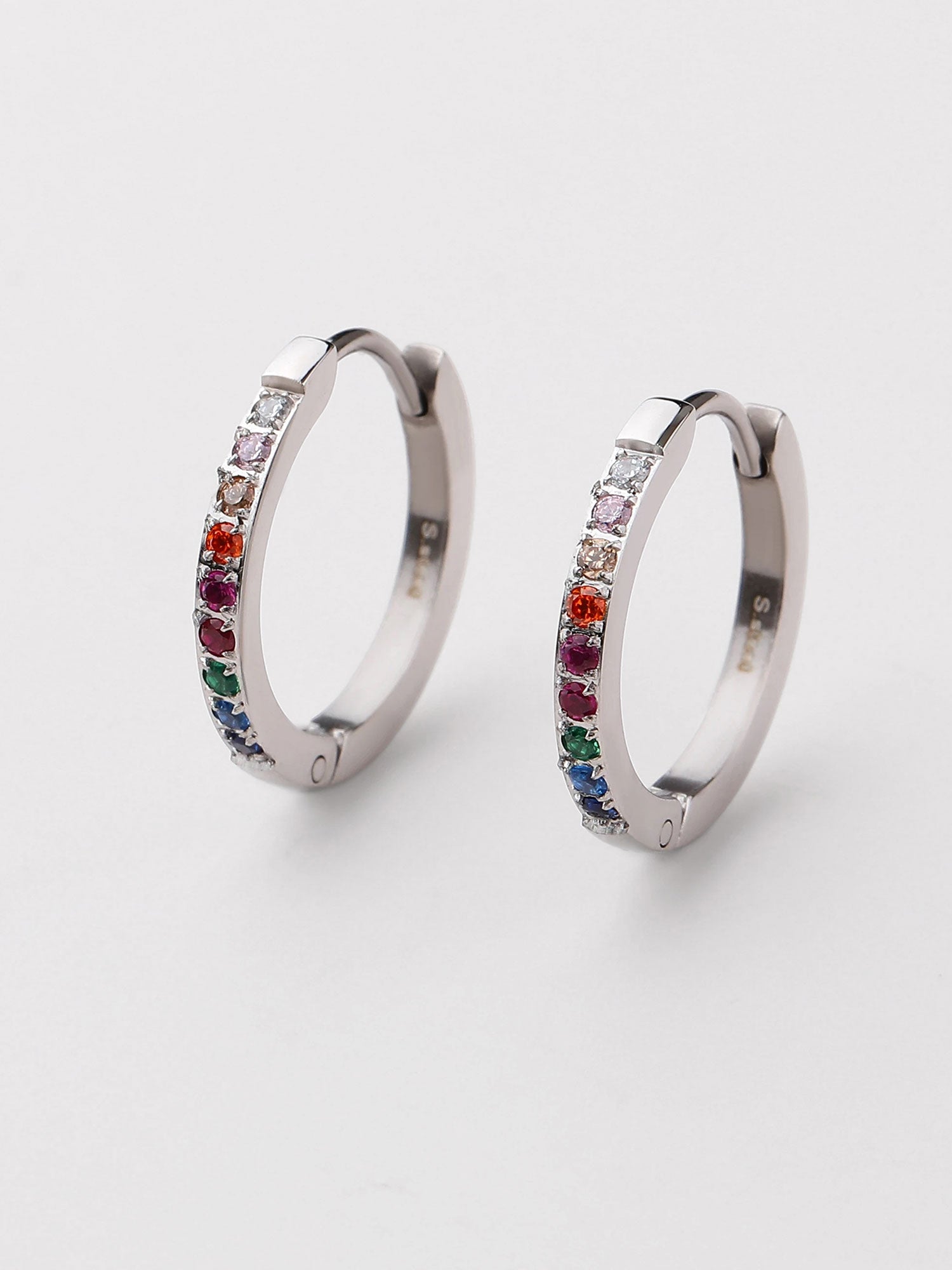 Brincos Demi prateados com zircónias multicolor