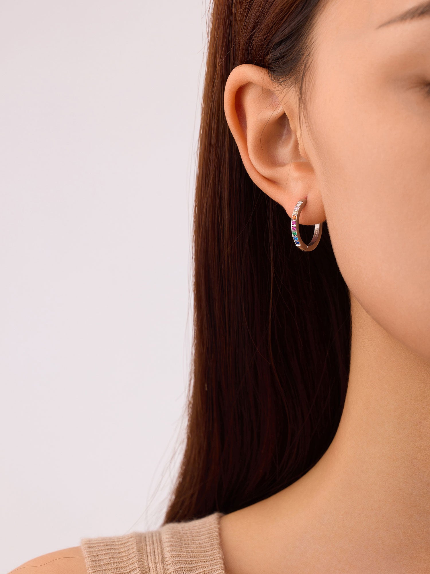 Brincos Demi prateados com zircónias multicolor