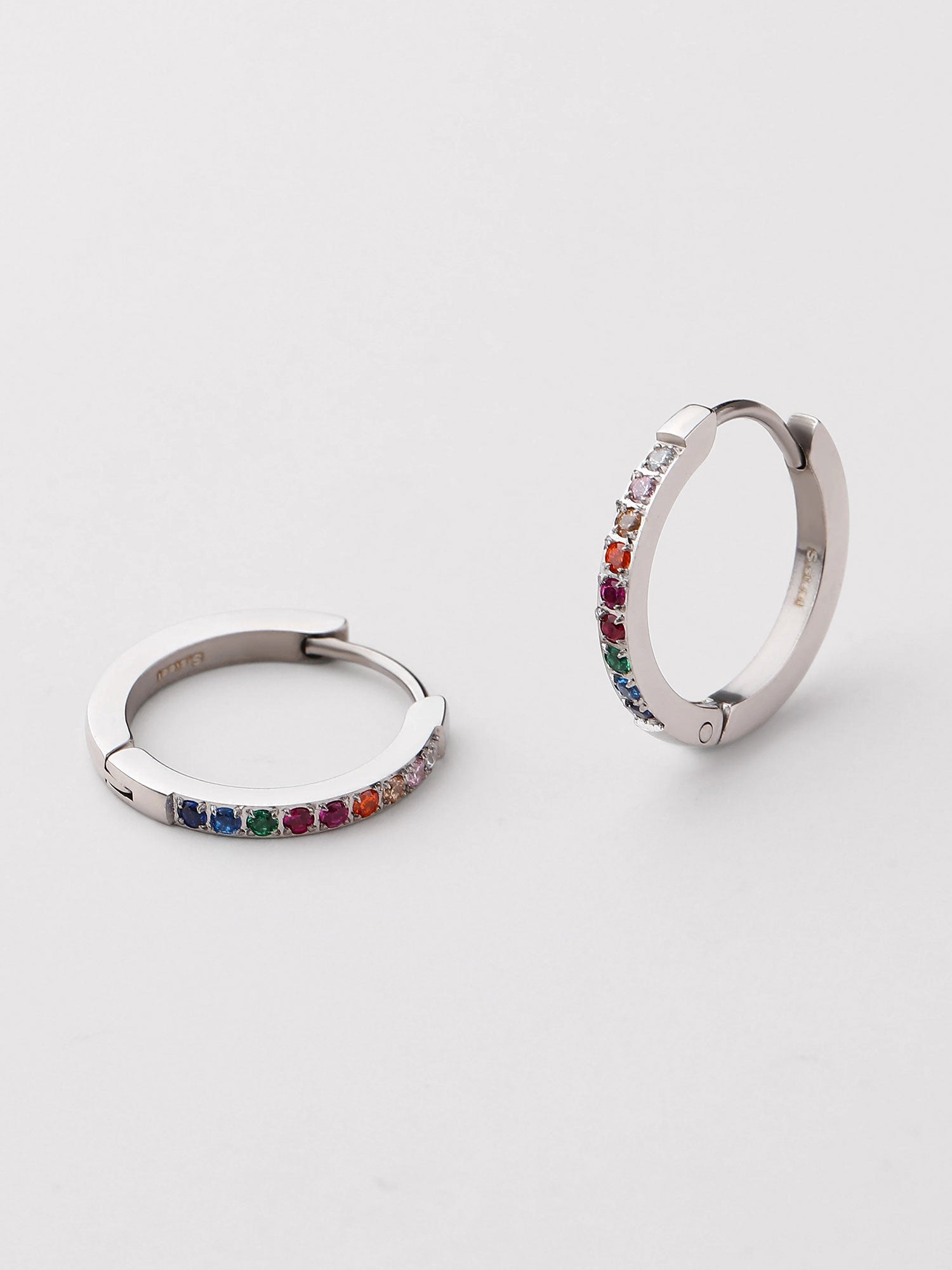 Brincos Demi prateados com zircónias multicolor