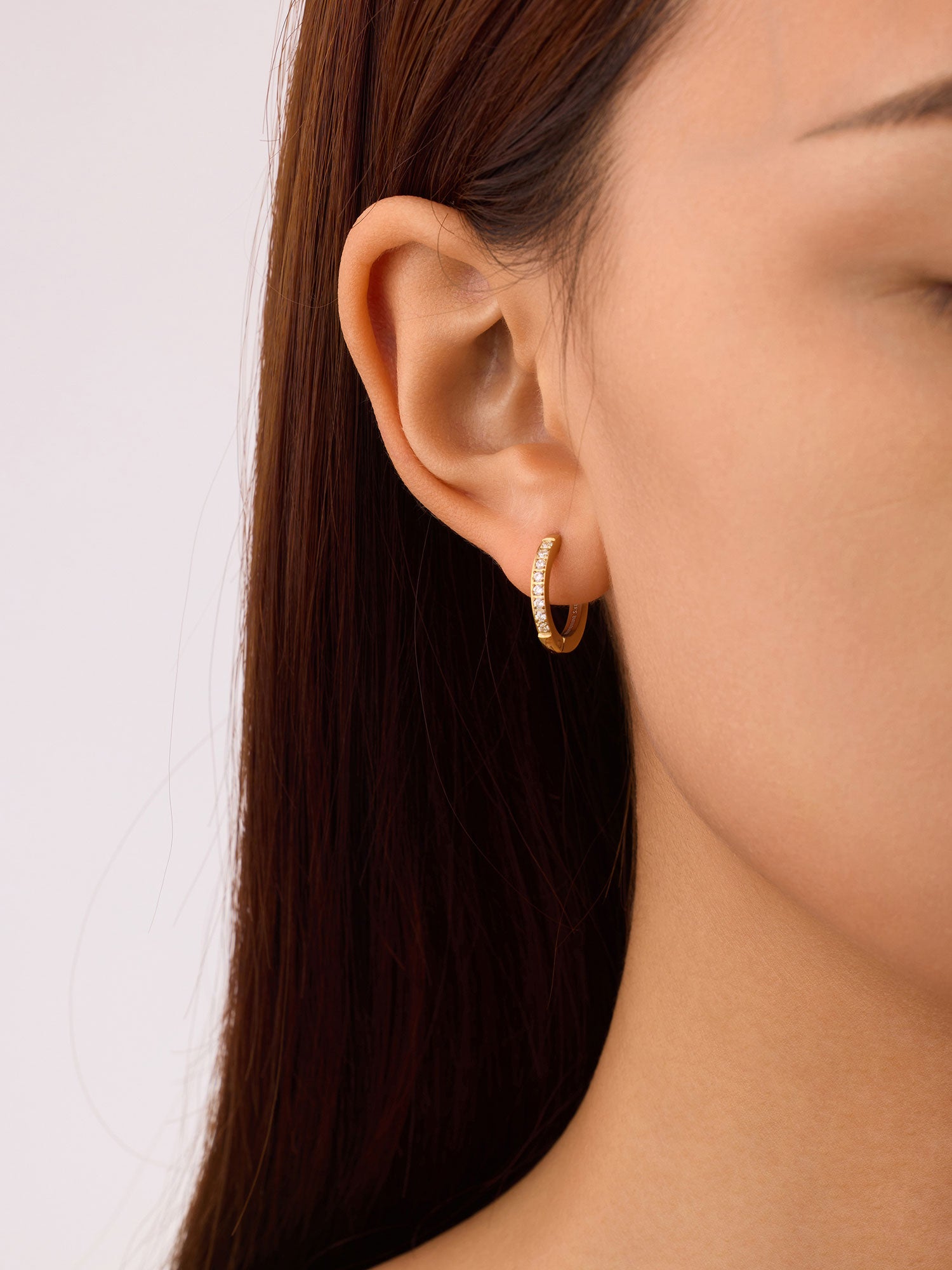 Brincos Demi dourados com zircónias transparentes