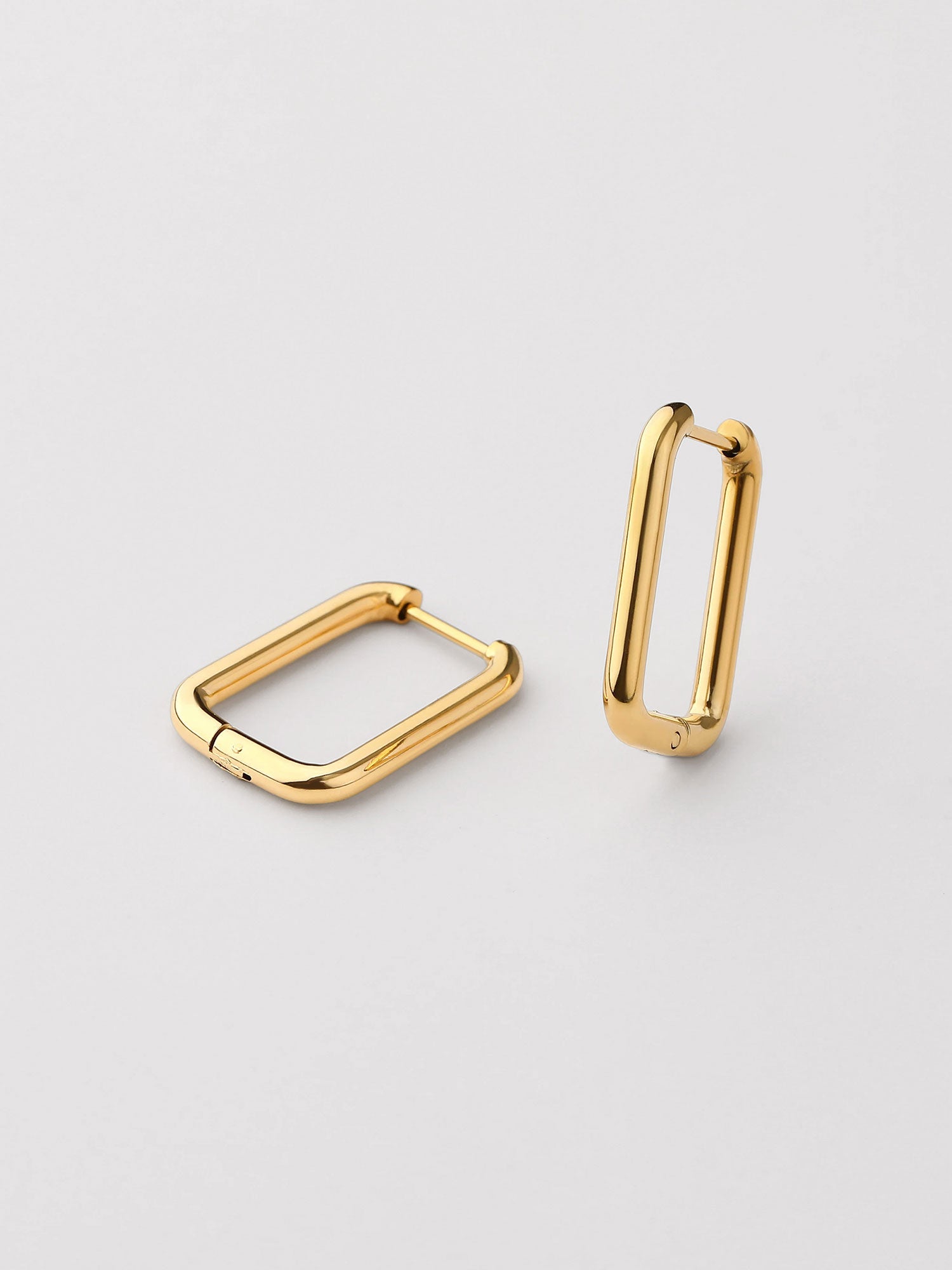 Brincos aro Chloe rectangulares pequenos dourados