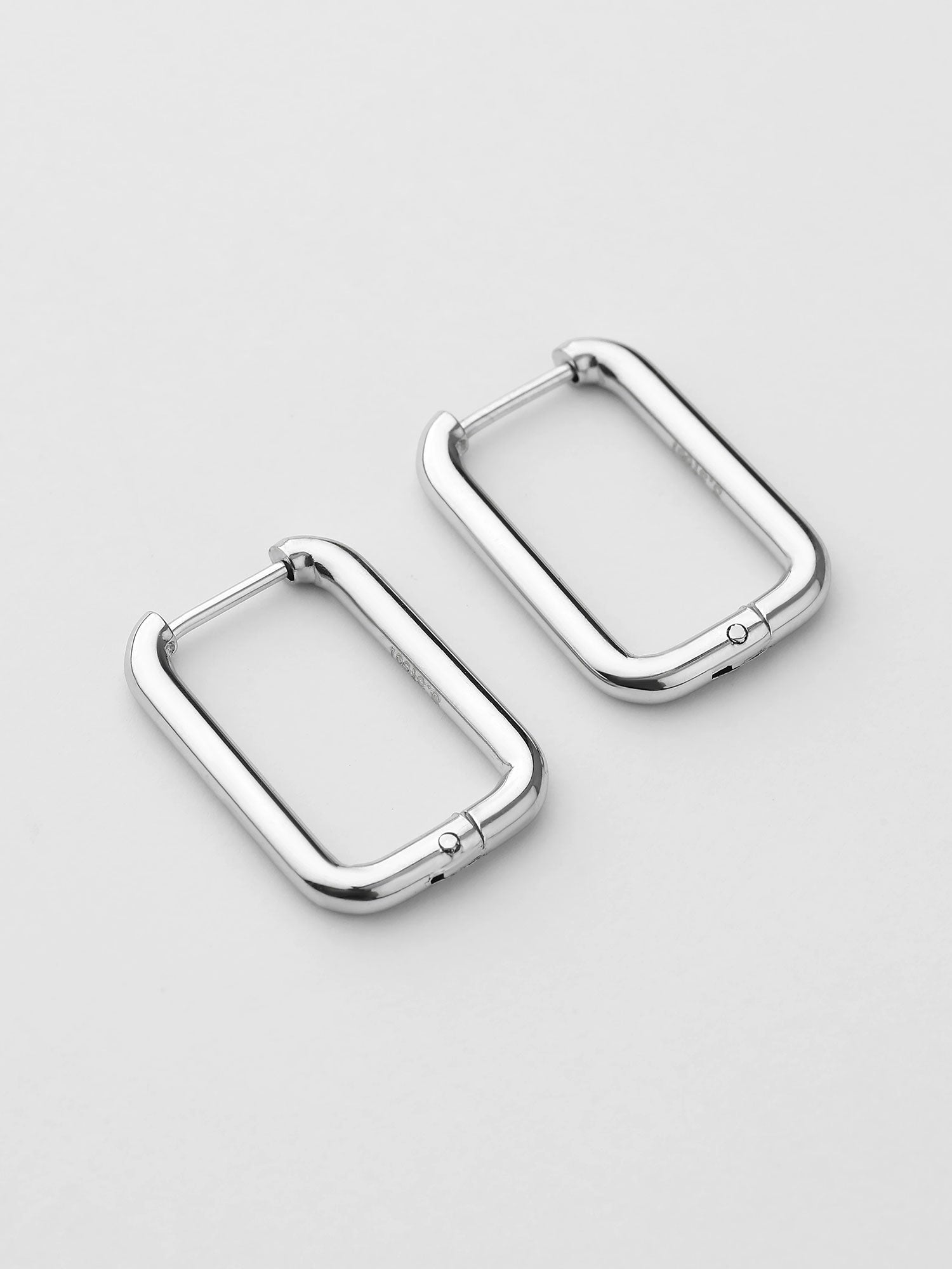 Brincos aro Chloe rectangulares pequenos prateados