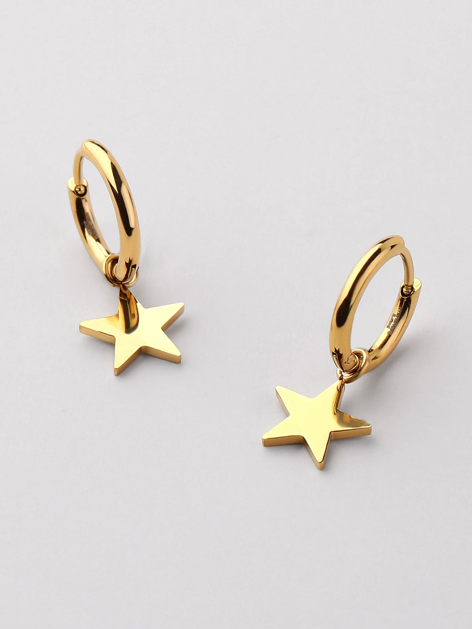 Brincos dourados com pendente estrela