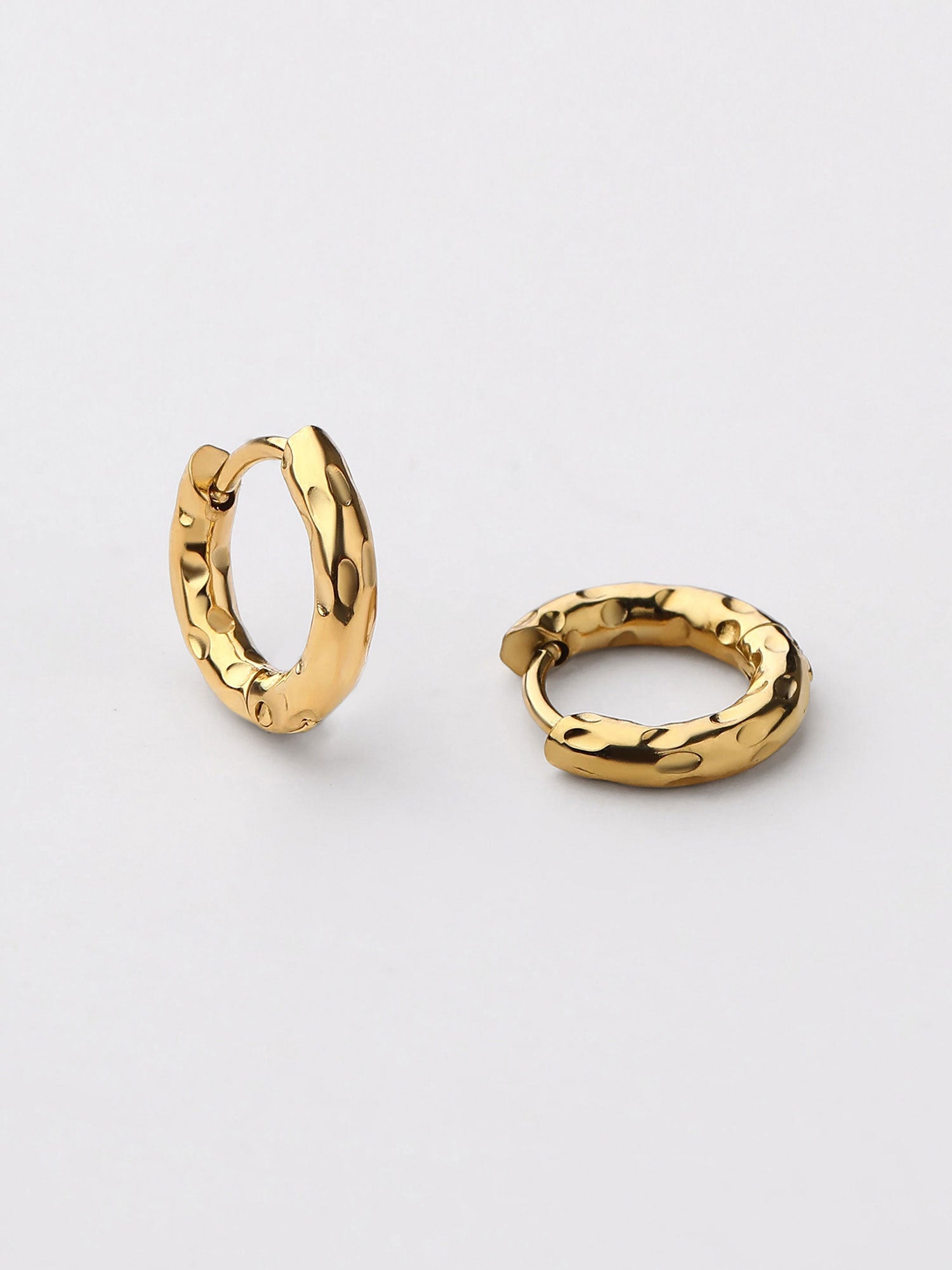 Brincos argola Bella com textura dourados Mini