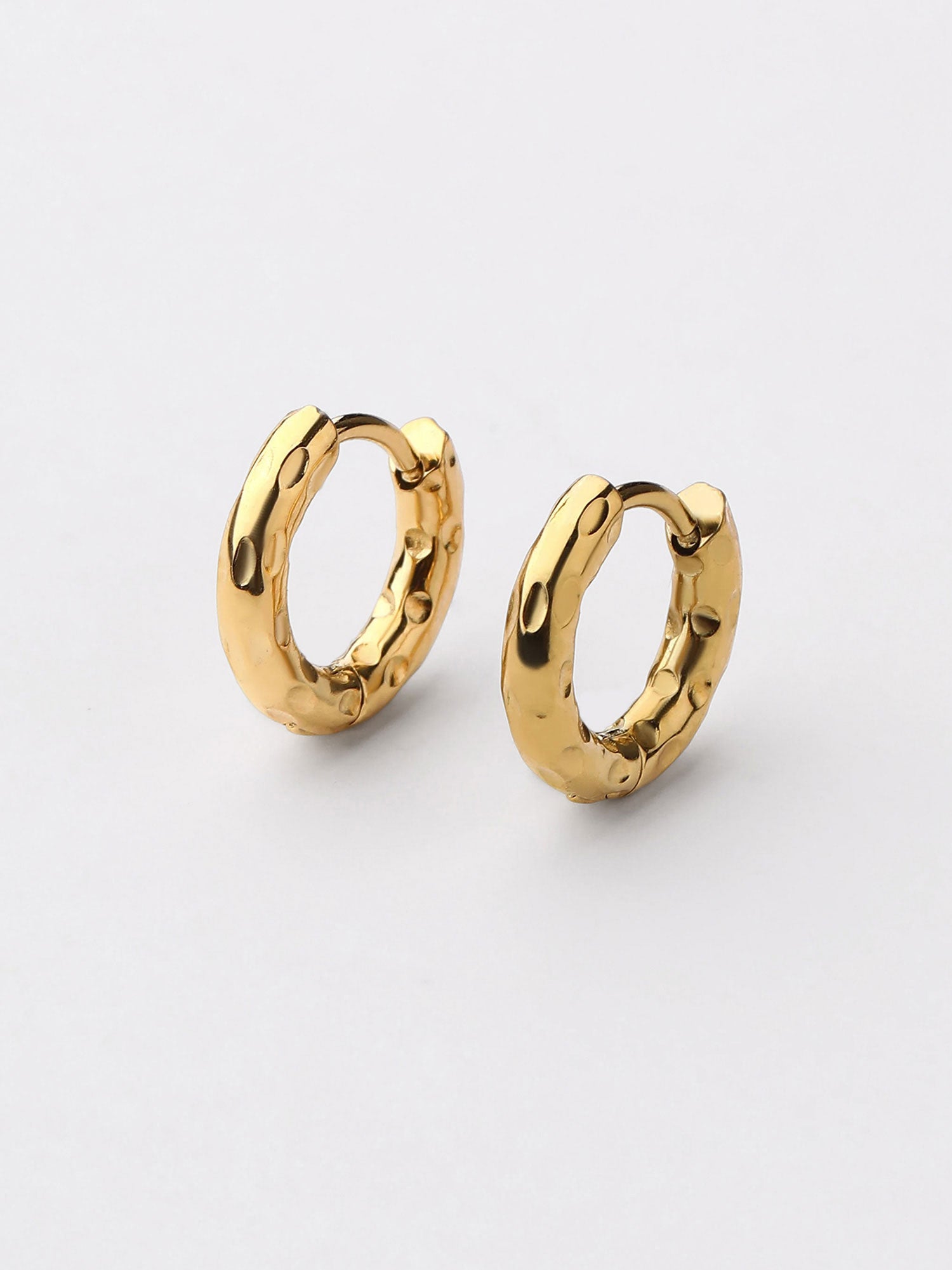 Brincos argola Bella com textura dourados Mini