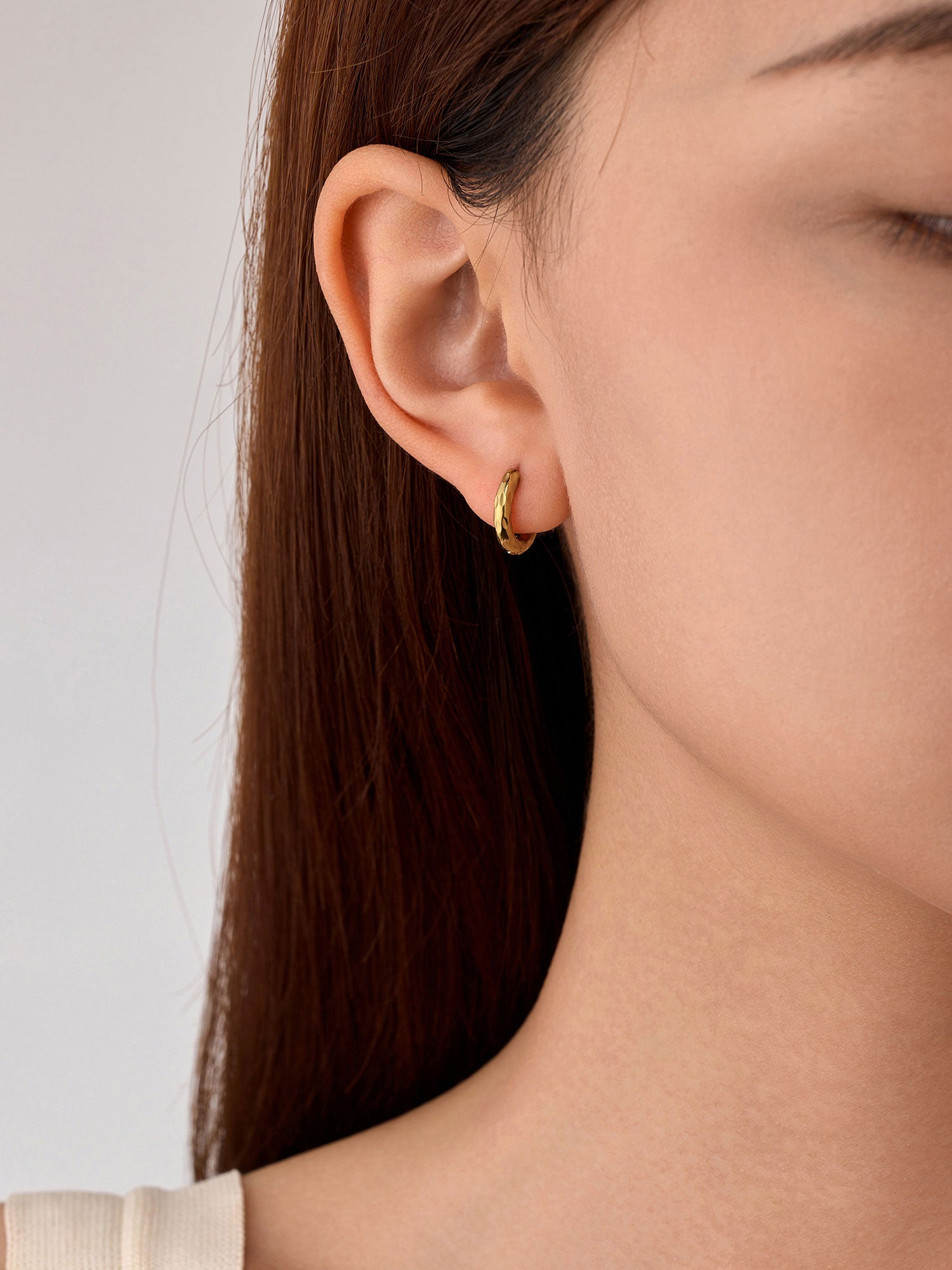 Brincos argola Bella com textura prateados Mini