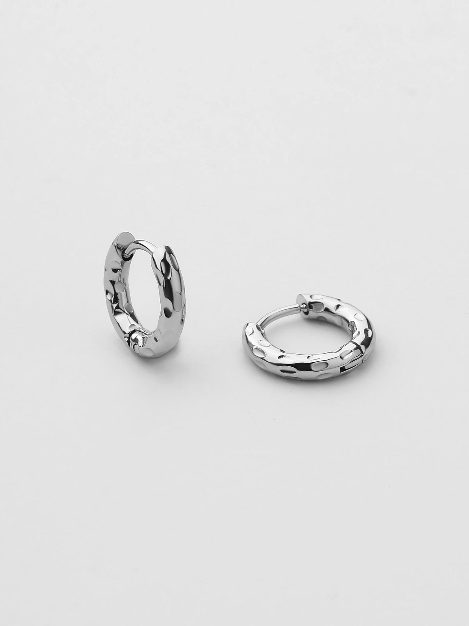 Brincos argola Bella com textura dourados Mini