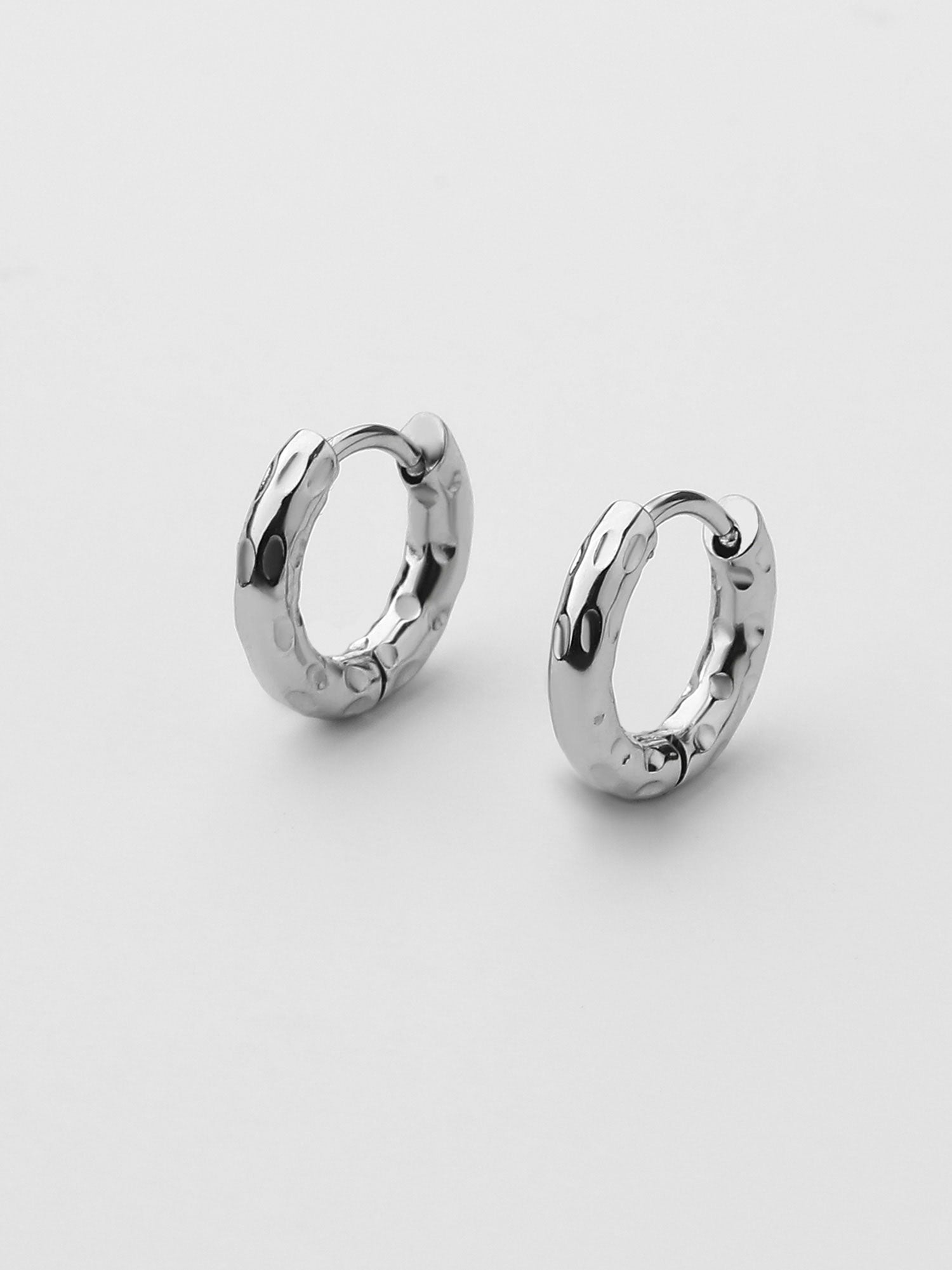 Brincos argola Bella com textura dourados Mini
