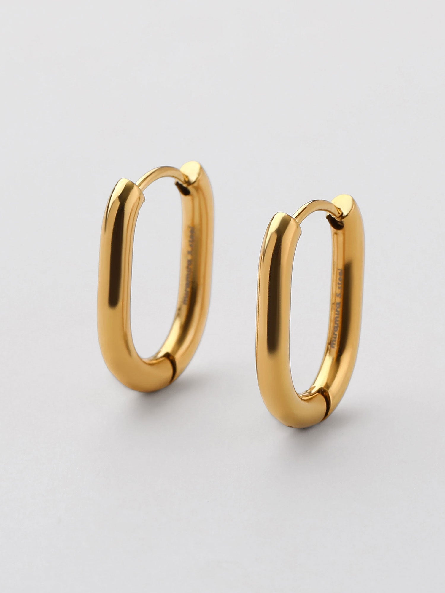 Brincos aro Clara pequenos alongados dourados