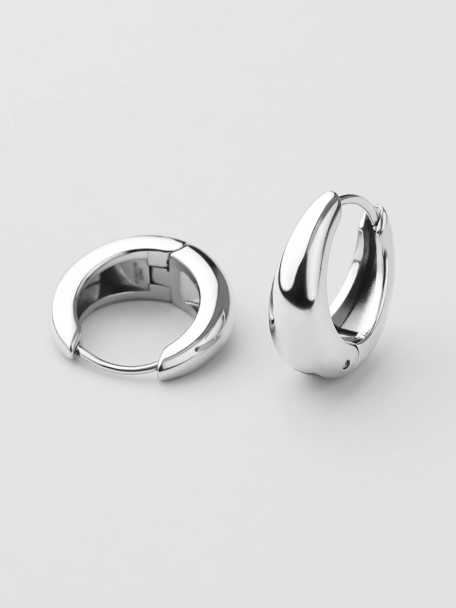 Brincos aro Kaia grosso prateados XS 12mm