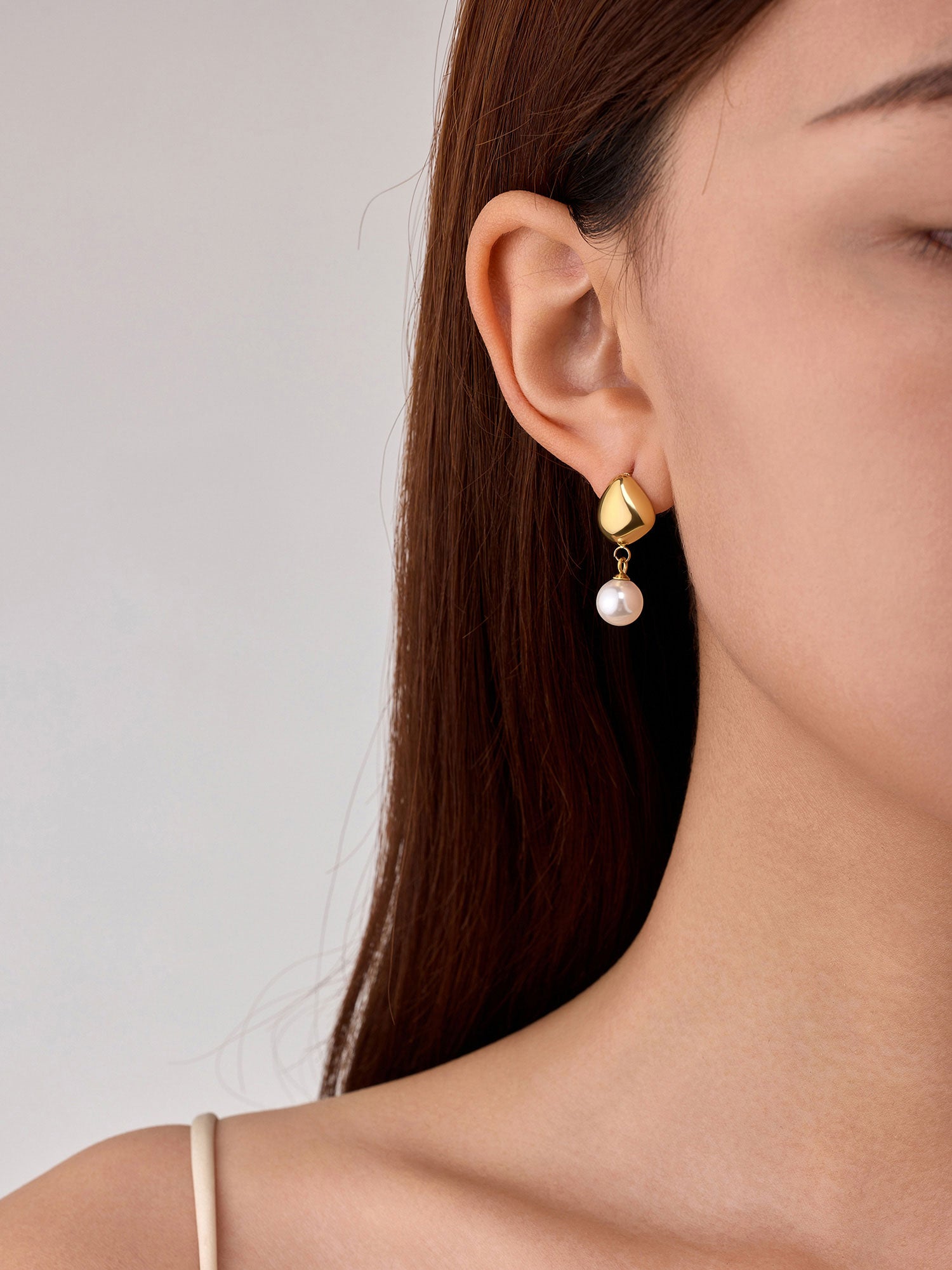 Brincos Pendentes Pérolas Thalia Dourado Elegante