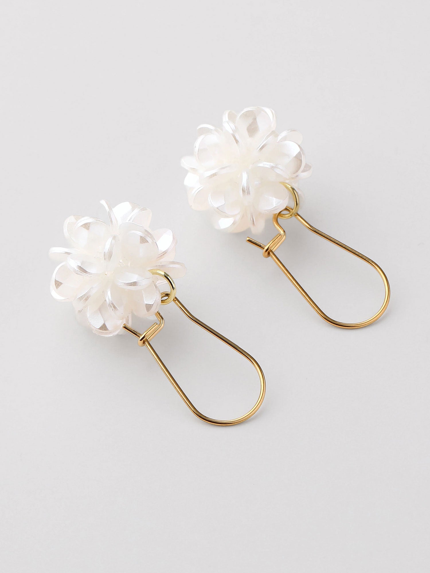 Brincos Isolde pendentes flor madrepérola dourados
