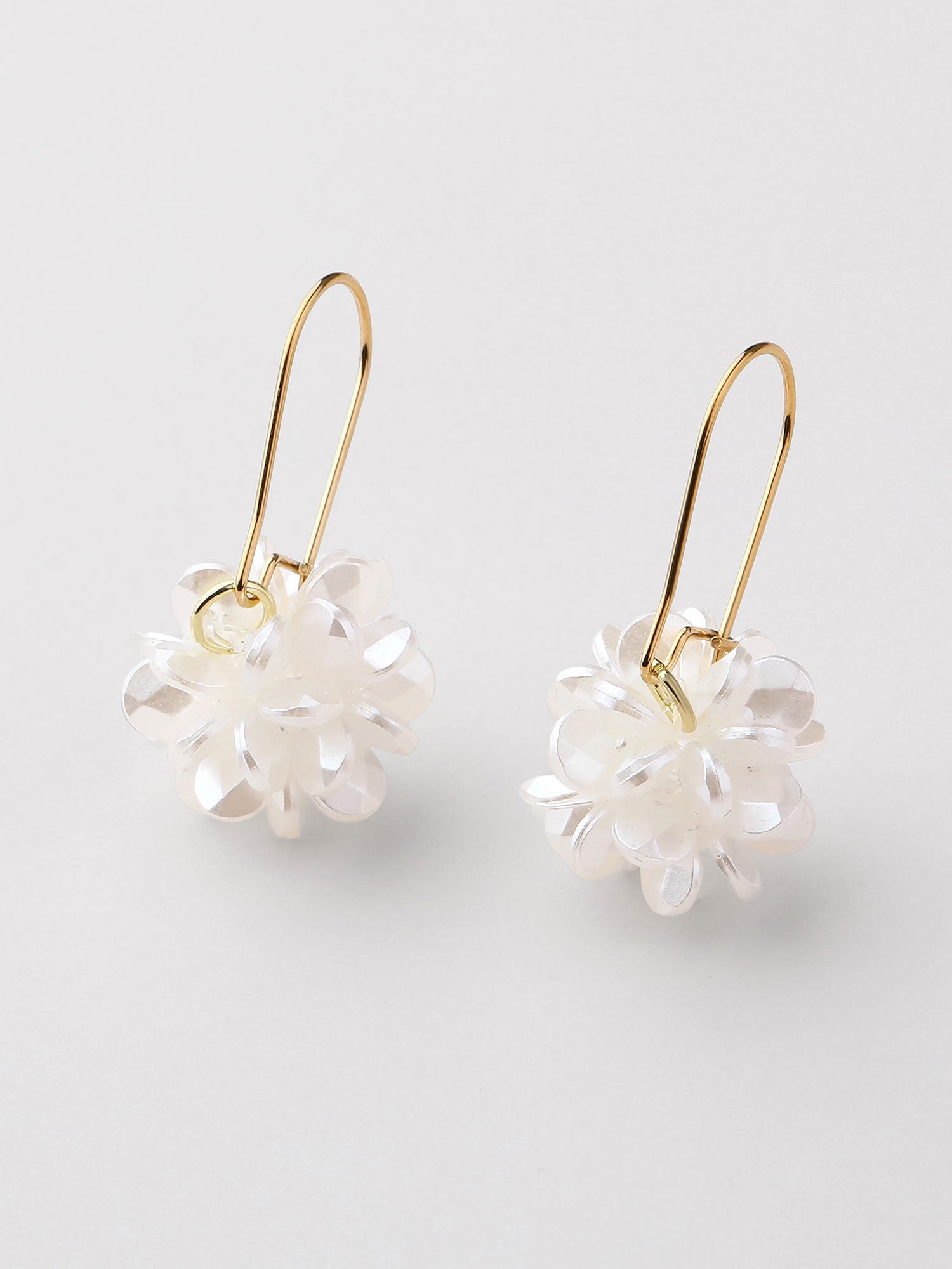 Brincos Isolde pendentes flor madrepérola dourados