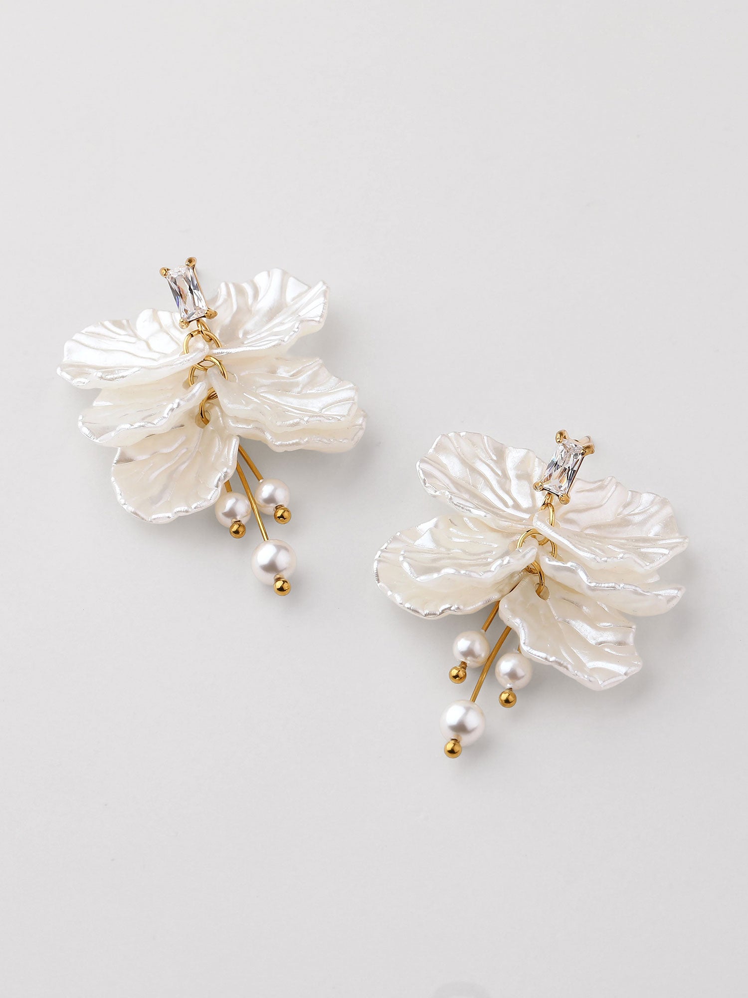 Brincos Juna flor de madrepérola dourados