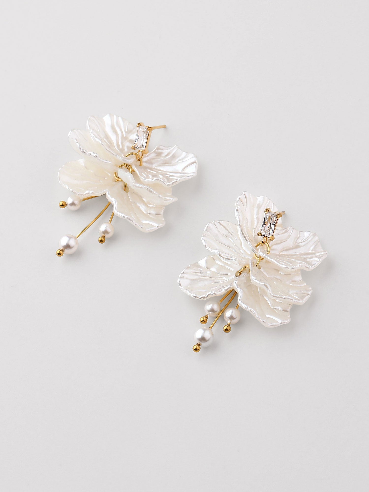 Brincos Juna flor de madrepérola dourados