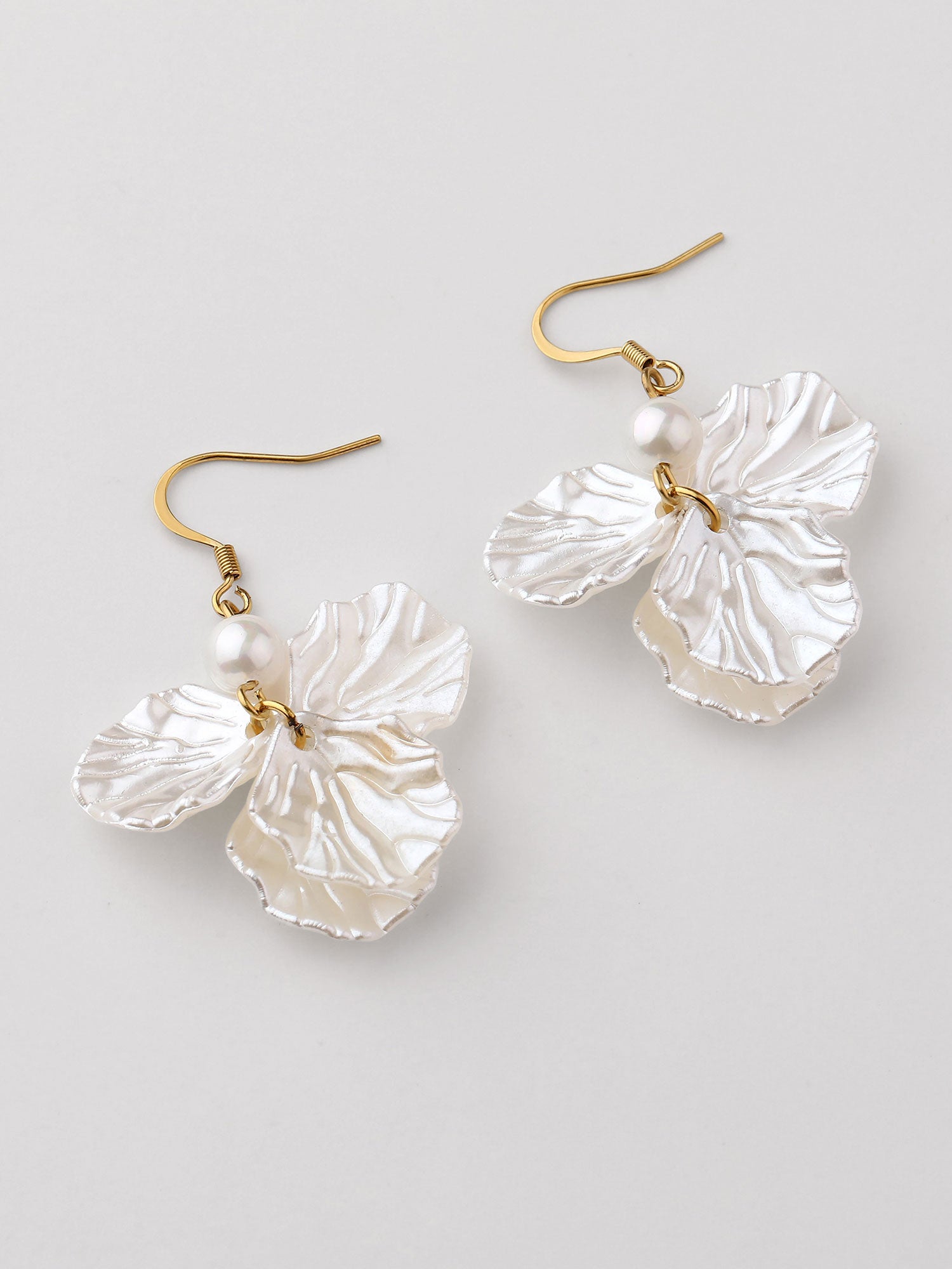 Brincos Kalya madrepérola concha dourados