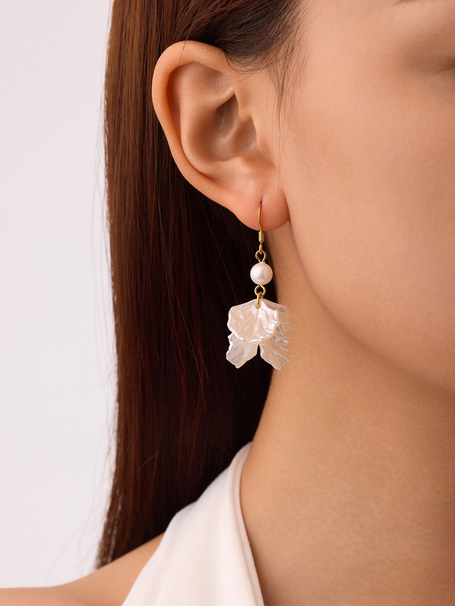 Brincos Kalya madrepérola concha dourados