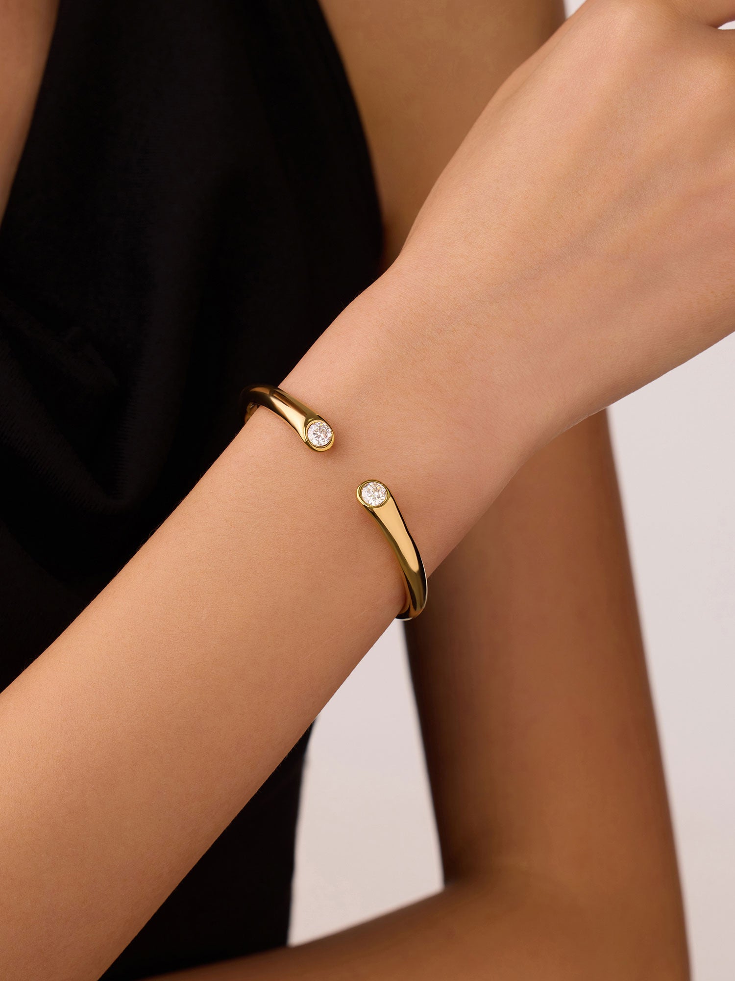 Bracelete fino zircónia blanco Dourado
