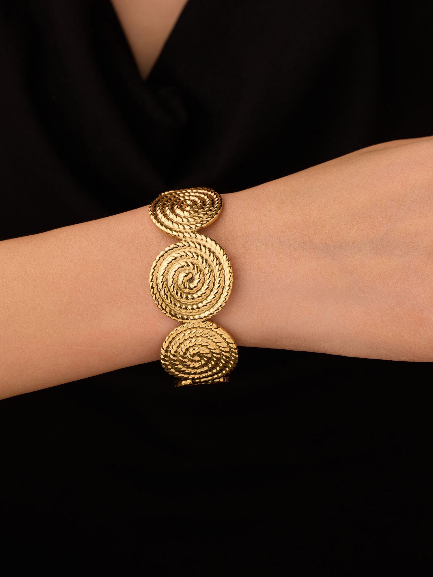 Bracelete largo com forma de círculos Dourado