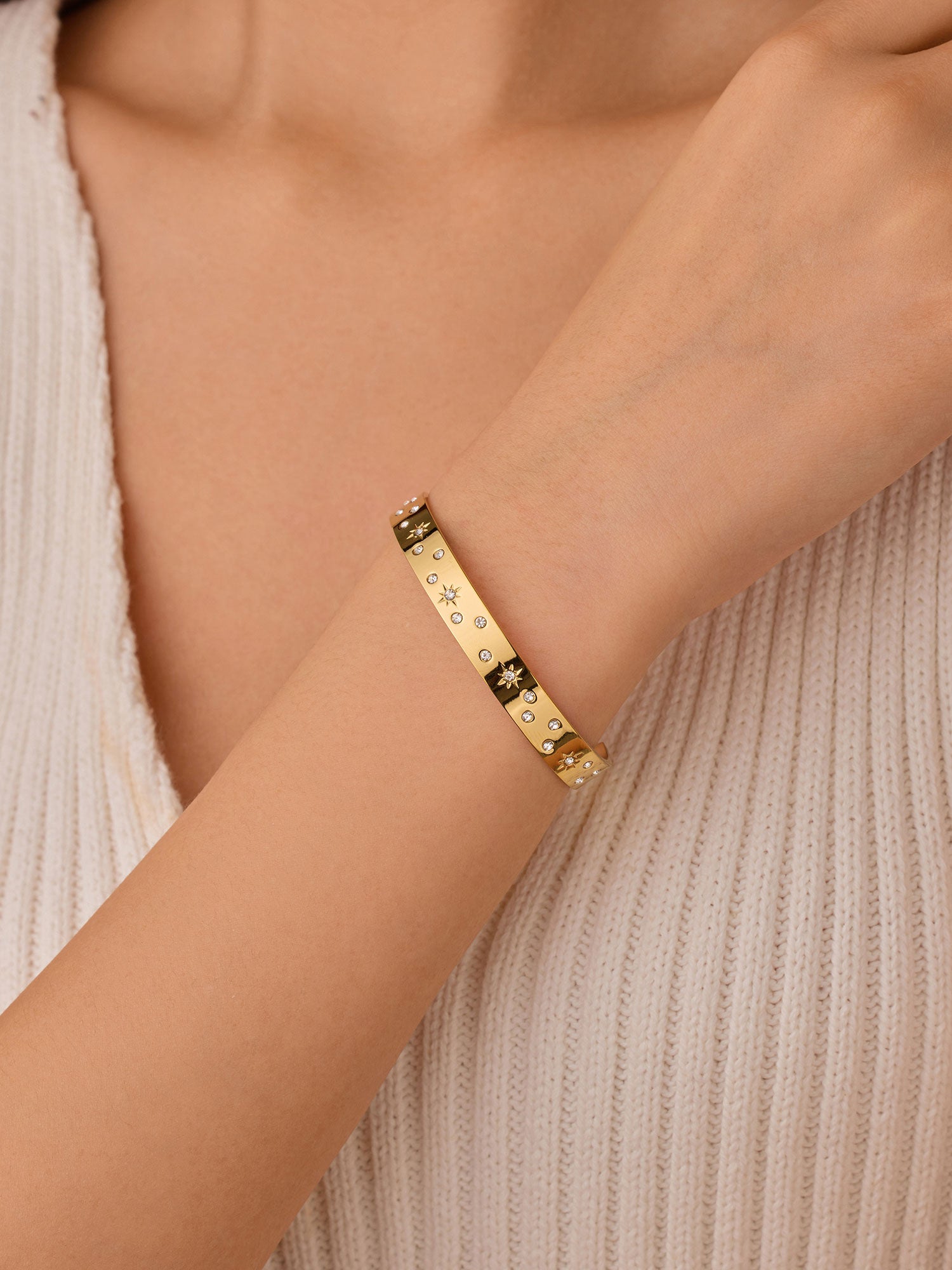 Bracelete zircónias aberto Dourado