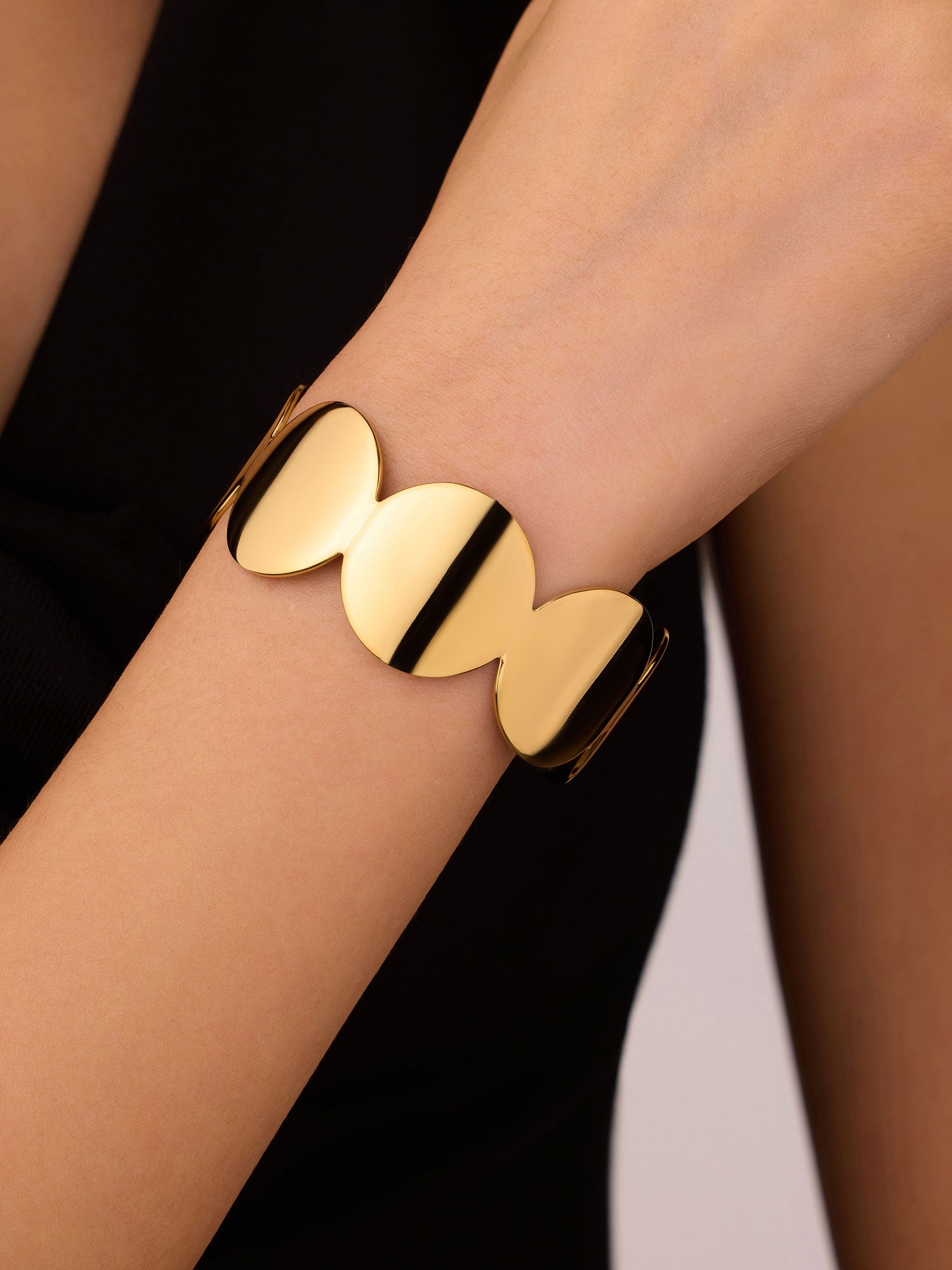 Bracelete aberto com círculos Dourado